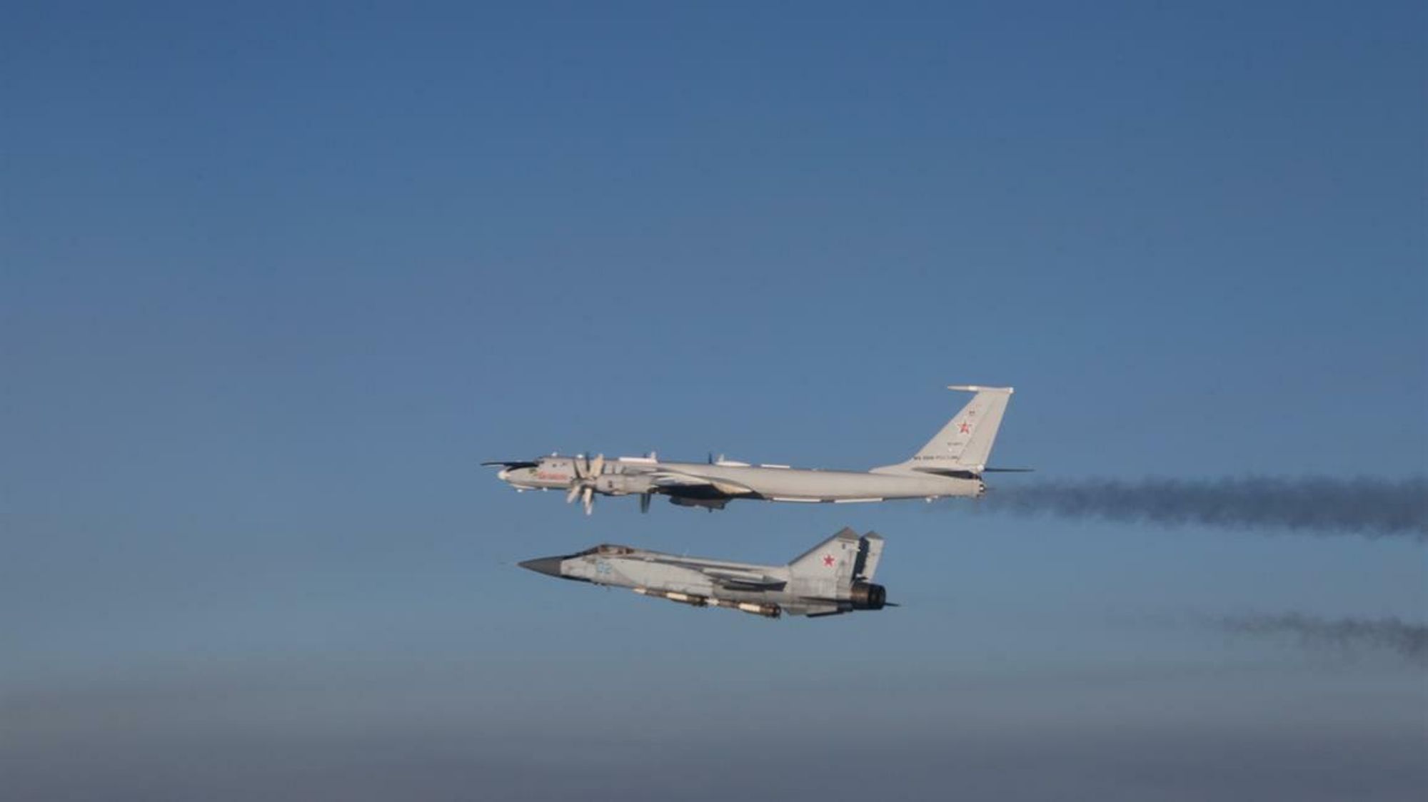 Et russisk MiG-31 Foxhound og et Tu-142 Bear J utenfor norsk luftrom på morgenen 7. mars.