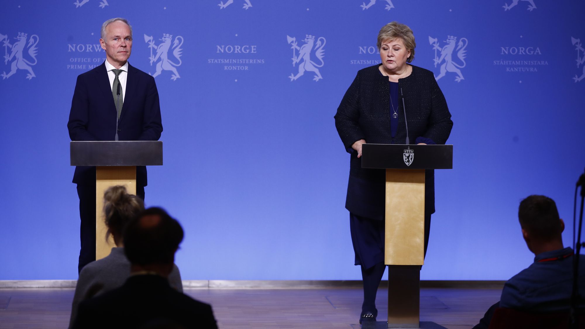 Statsminister Erna Solberg og finansminister Jan Tore Sanner holder pressekonferanse i Oslo søndag kveld .