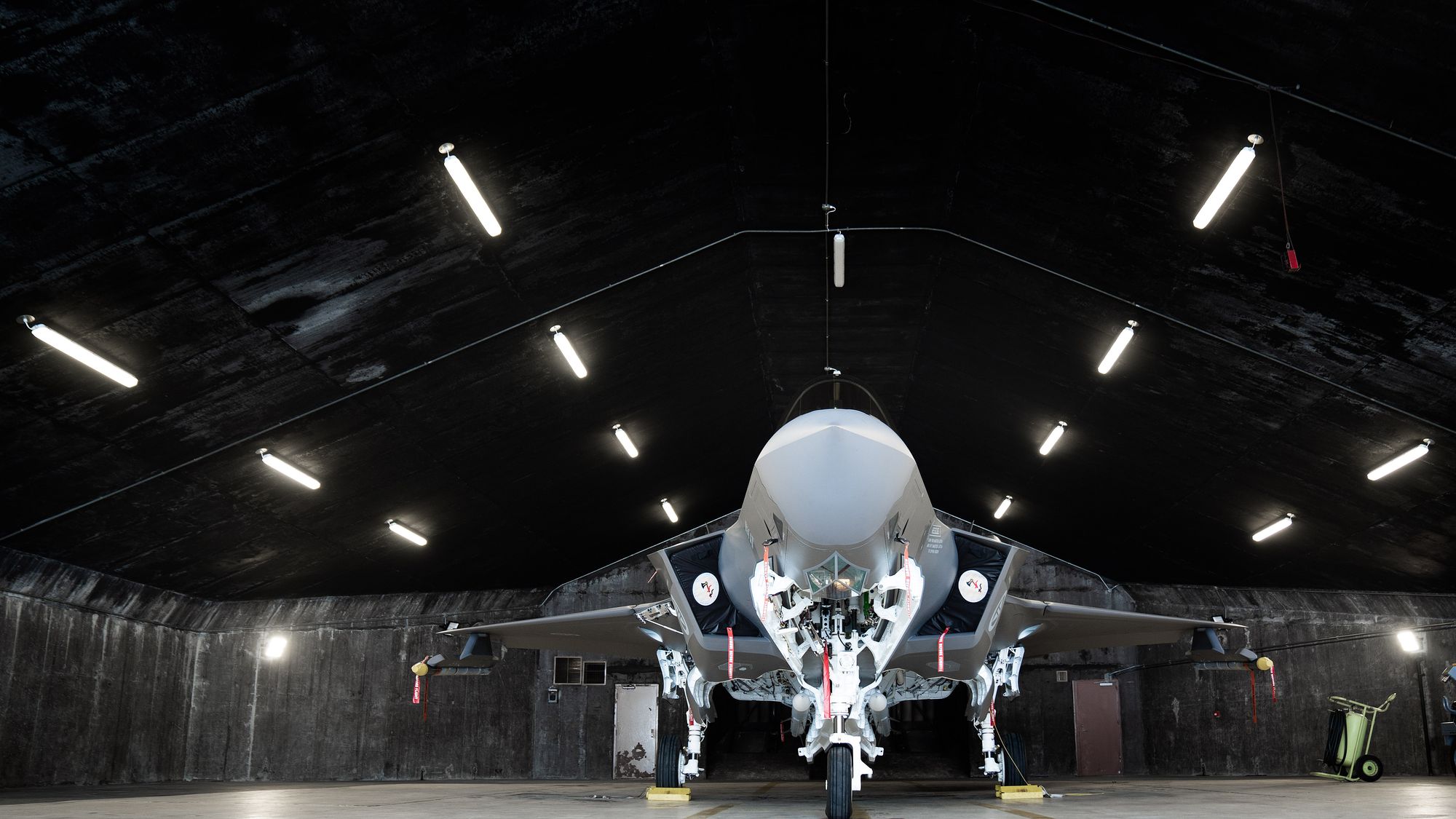 Norsk F-35A i et shelter (bunker) på Keflavik på Island.