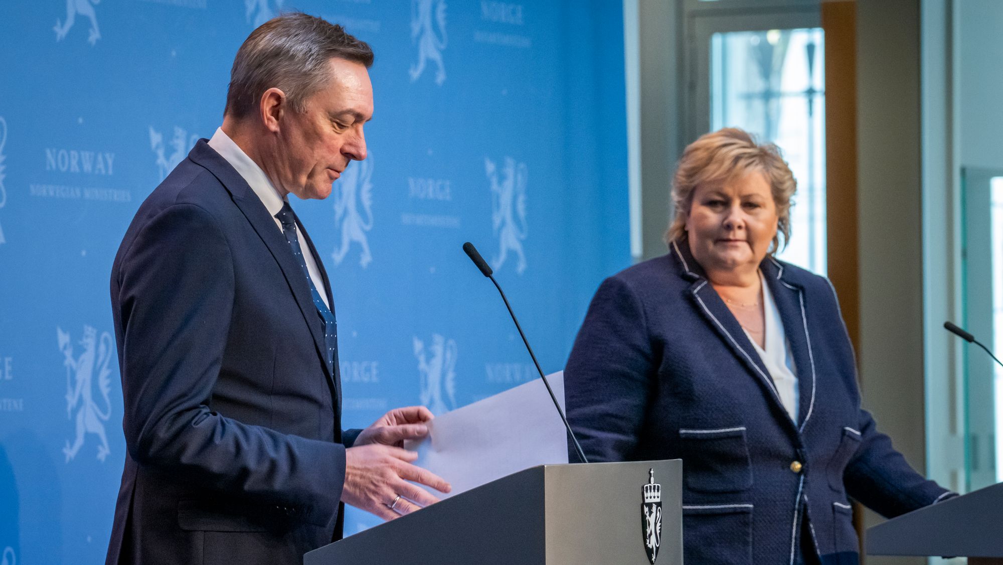 Forsvarsminister Frank Bakke-Jensen la fram et omstridt forslag til ny etterretningstjenestelov onsdag. Han avviser at det vil føre til masseovervåking. Her avbildet sammen med statsminister Erna Solberg i en annen sammenheng.