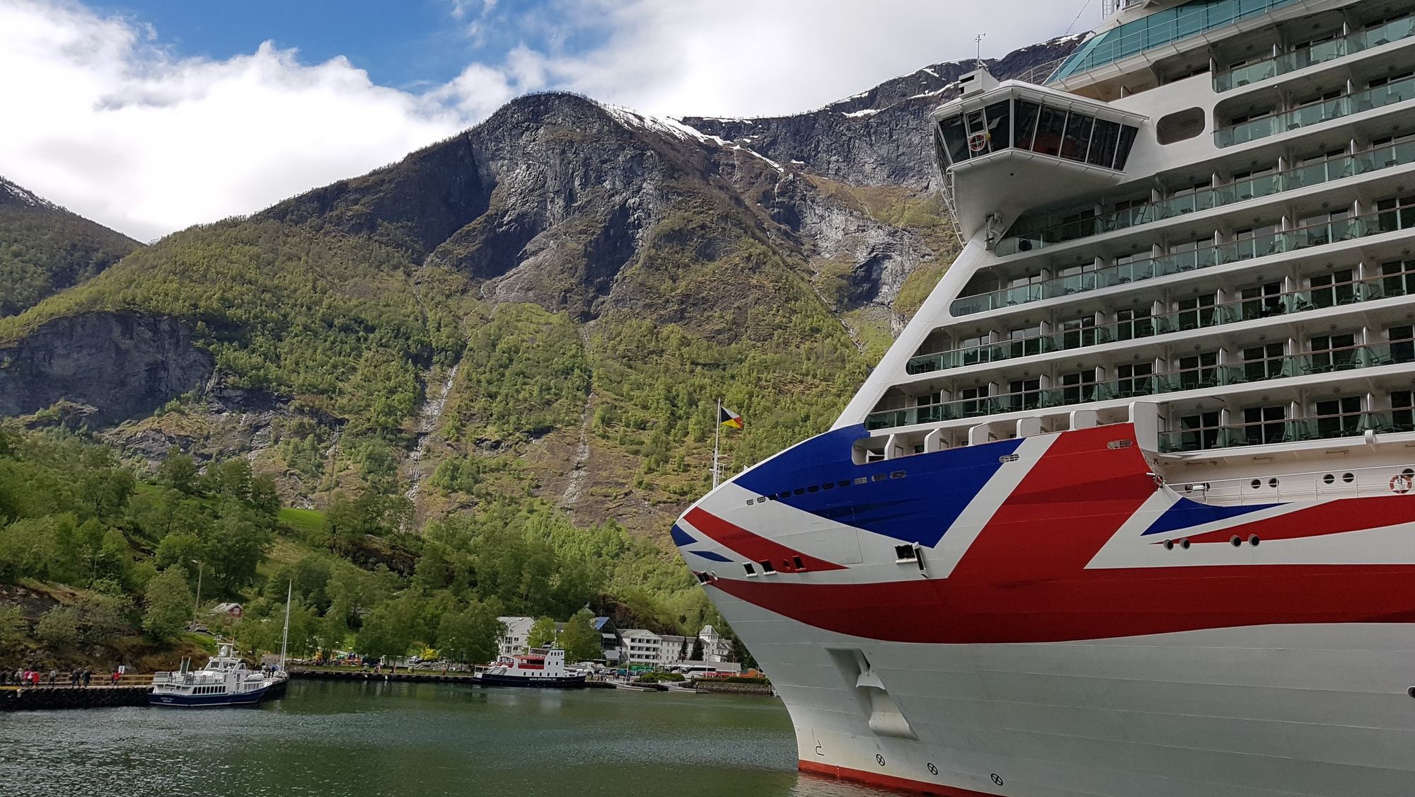 P&O-skipet Britannia i Flåm. Stortinget vil forby slike skip å seile inn verdensarvfjordene fra 2026. 