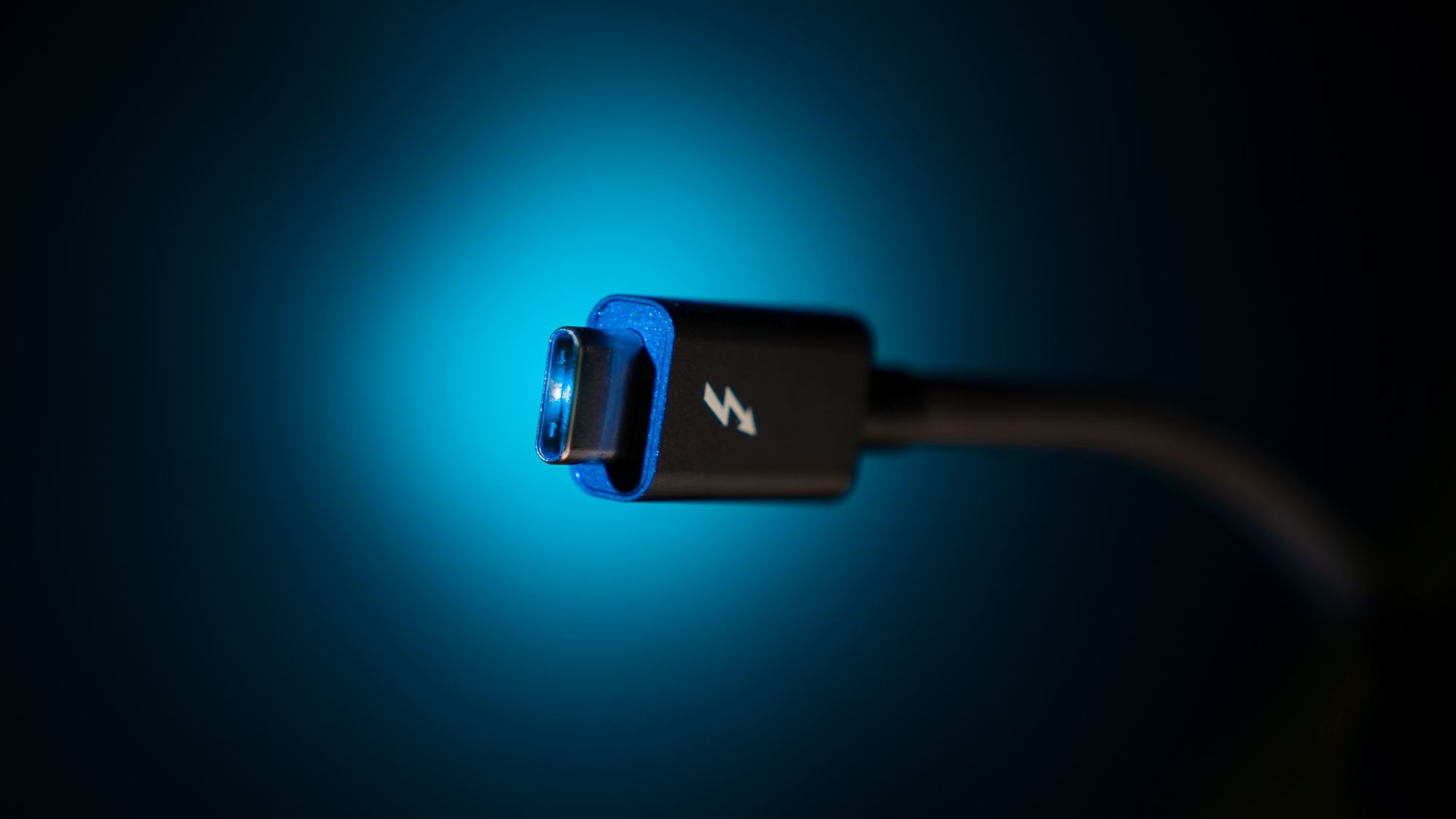 Thunderbolt gir eksterne enheter direkte tilgang til PC-ens minne, noe Microsoft mener er en for stor sikkerhetsrisiko til at Surface-enhetene kan være utstyrt med teknologien.