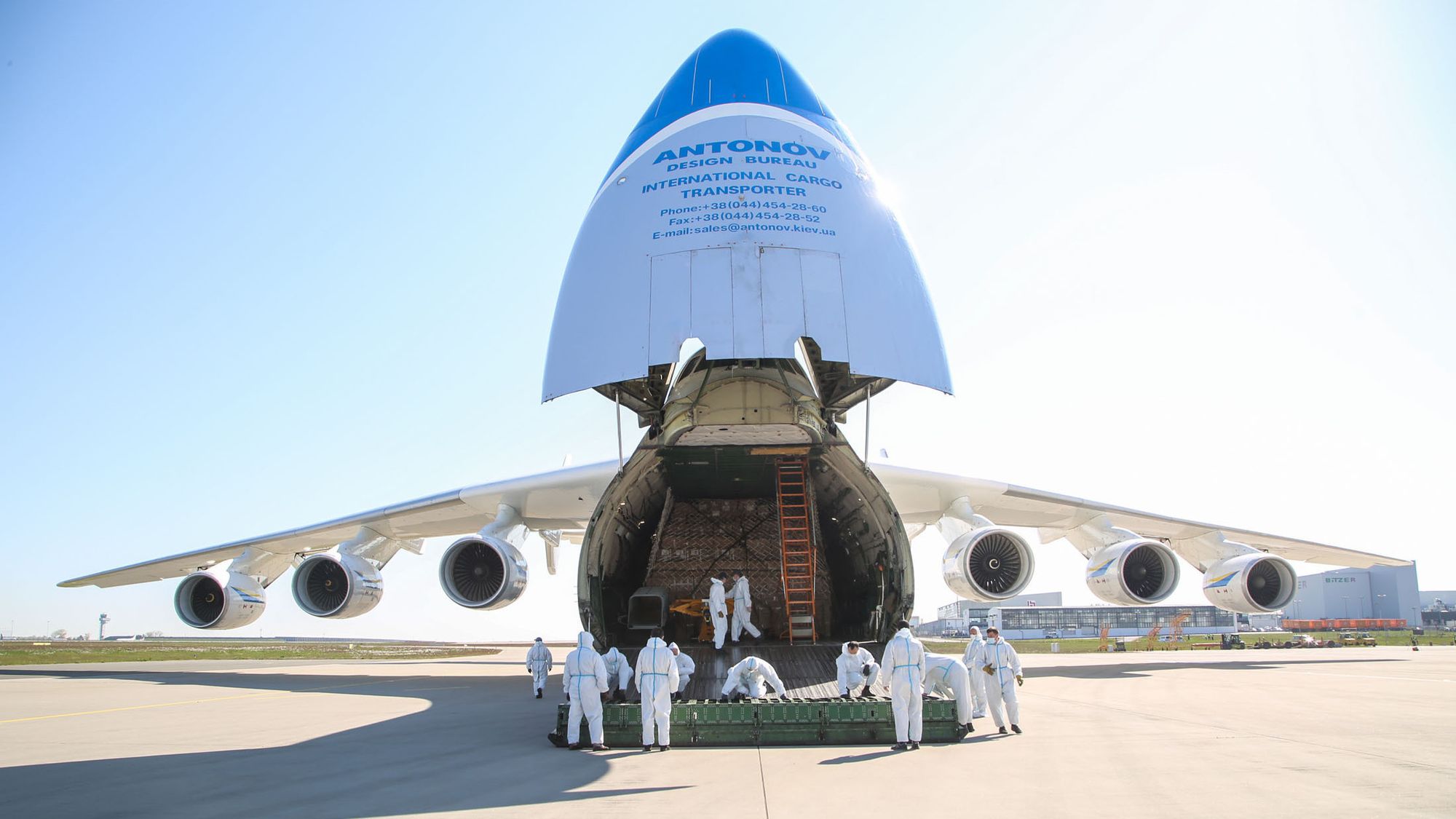 Antonov An-225-flyet før lossing på Leipzig/Halle lufthavn i Tyskland.