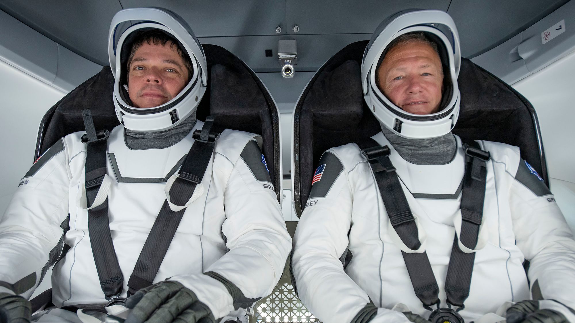 NASA-astronautene Bob Behnken (til venstre) og Doug Hurley fotografert under en test 30. mars. Går alt som det skal, blir de to de første astronautene som reiser til romstasjonen ISS med det nye Crew Dragon-fartøyet. 