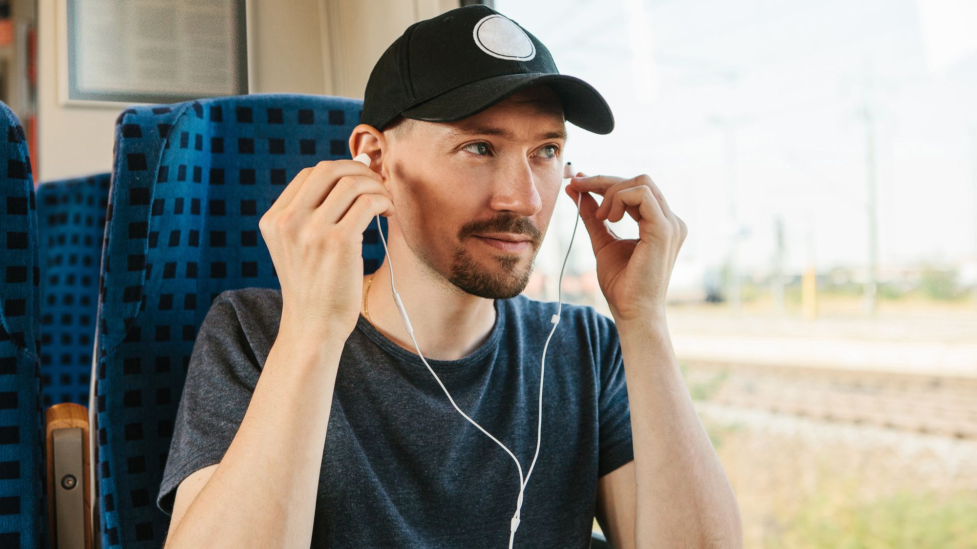 Mange lytter til musikkstrømmetjenester eller podkast på vei til eller fra jobb.