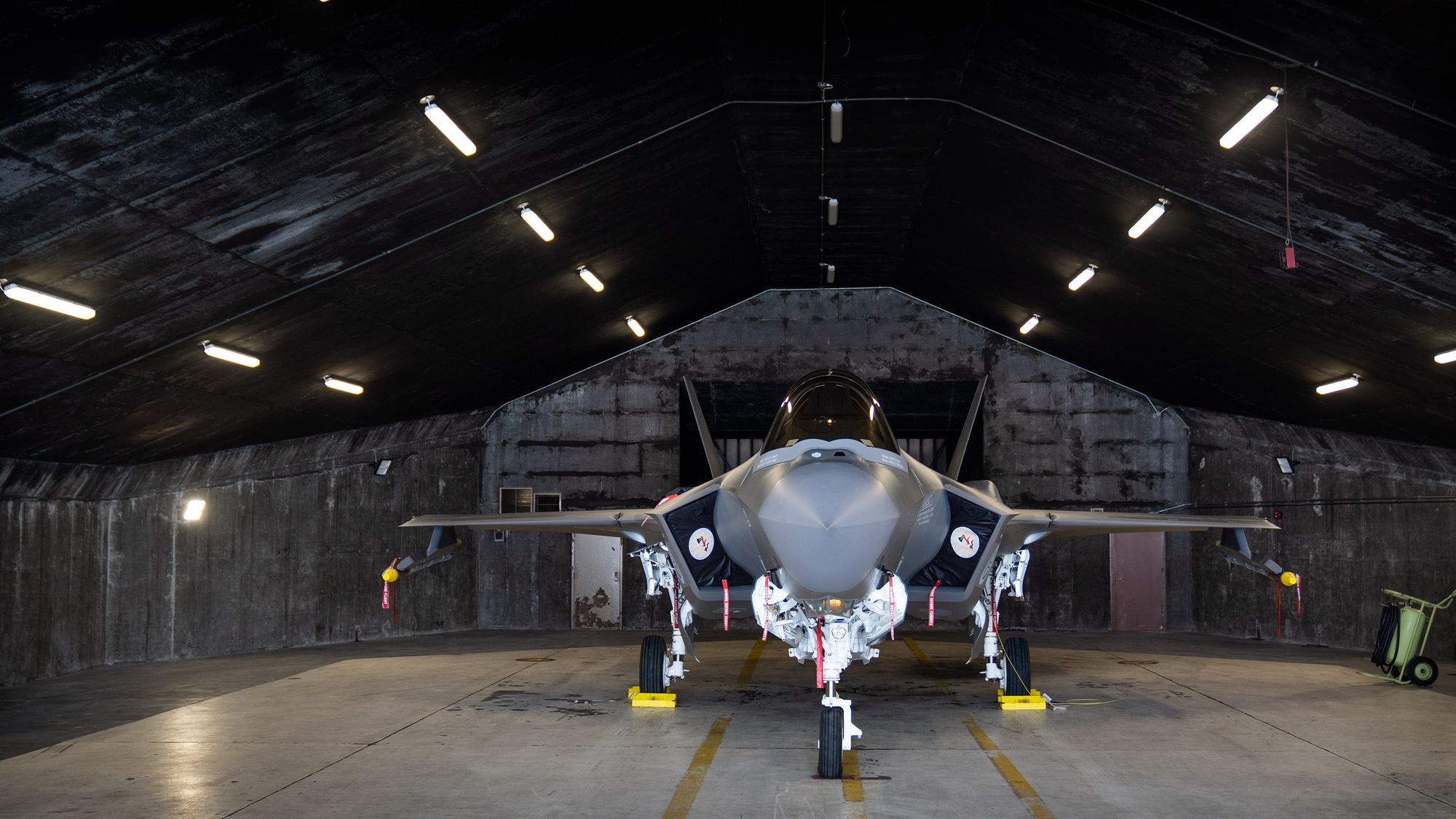 Norsk F-35A i et shelter på Keflavik.