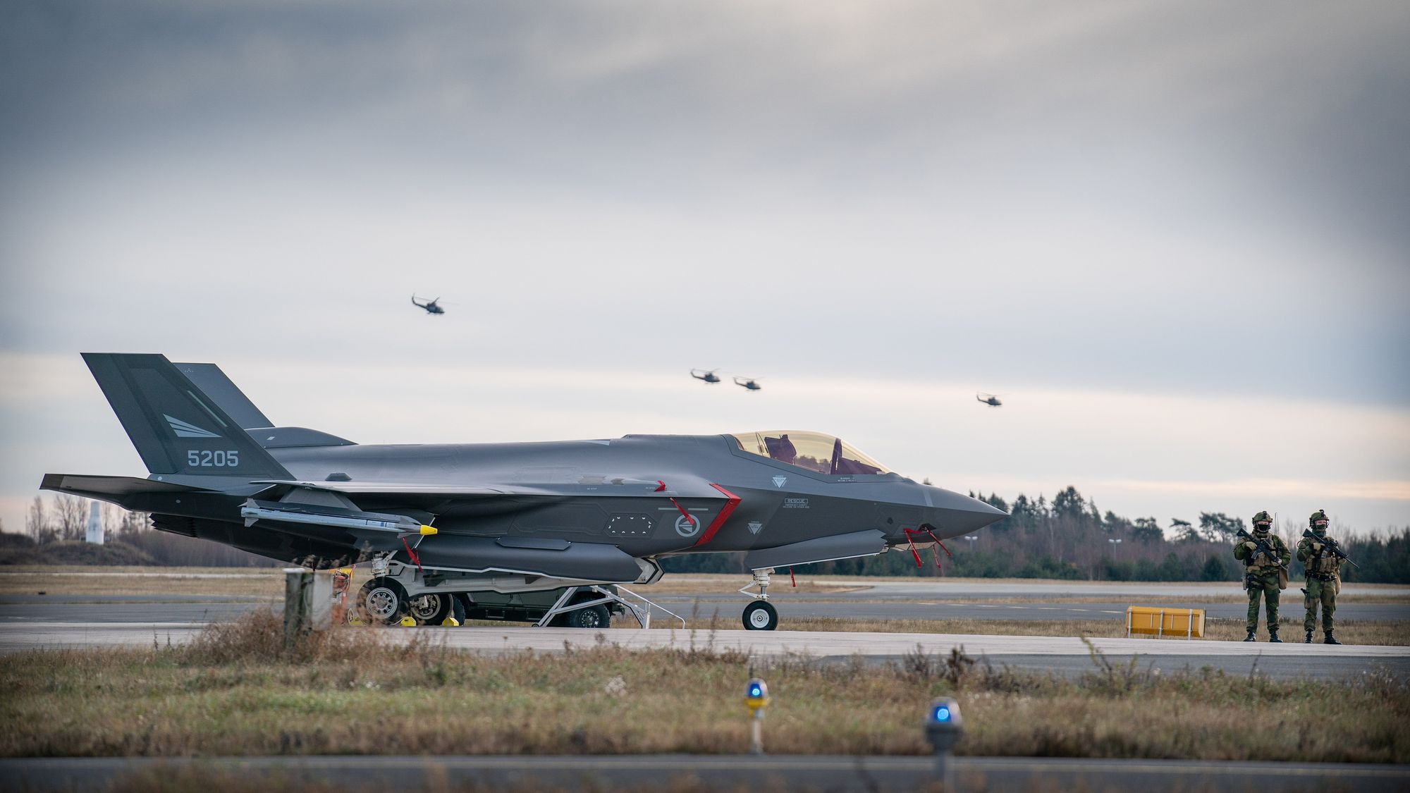 F-35A og Bell 412 på Rygge i forbindelse med at Luftforsvaret erklærte seg initielt operative med de nye kampflyene i november 2019.