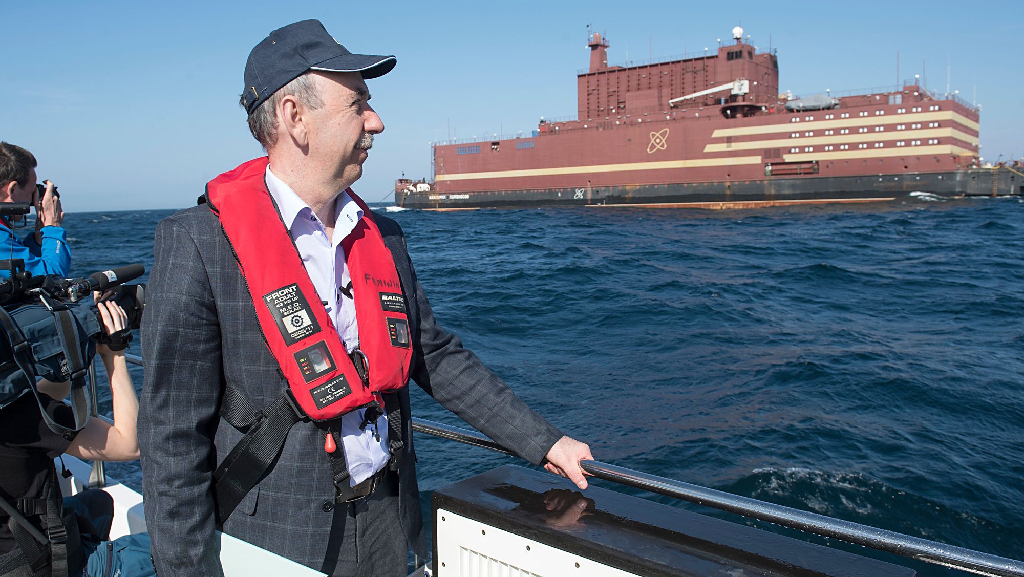 For to år siden ble verdens flytende atomkraftverk, russiske Akademik Lomonosov, slept oppover norskekysten og til Murmansk. Kraftverkets sjef Vitaly Trutnev inspiserte slepet da det befant seg utenfor kysten av Sogn og Fjordane.