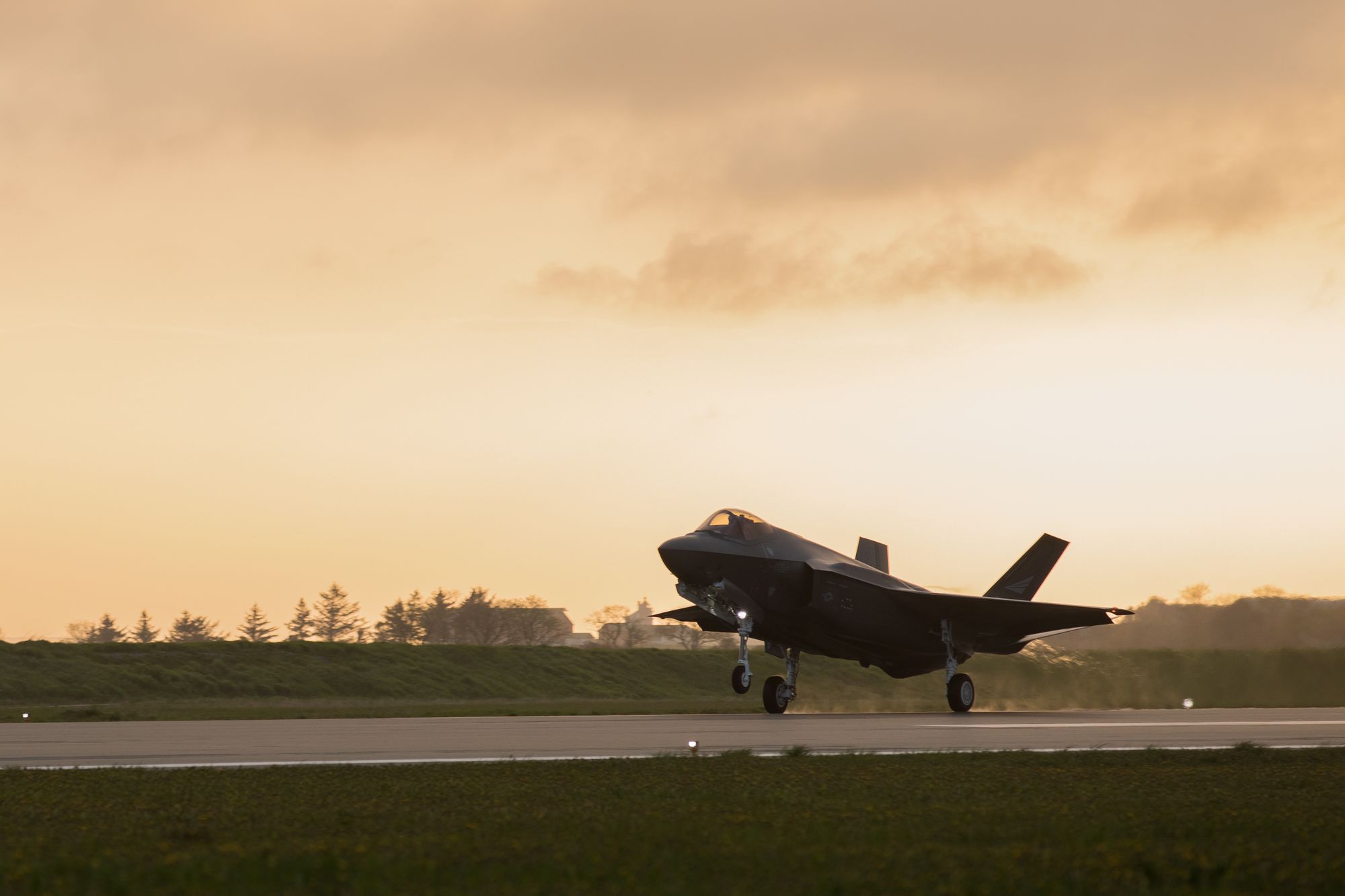 Et av de tre nye F-35-flyene lander på Ørland tirsdag kveld.