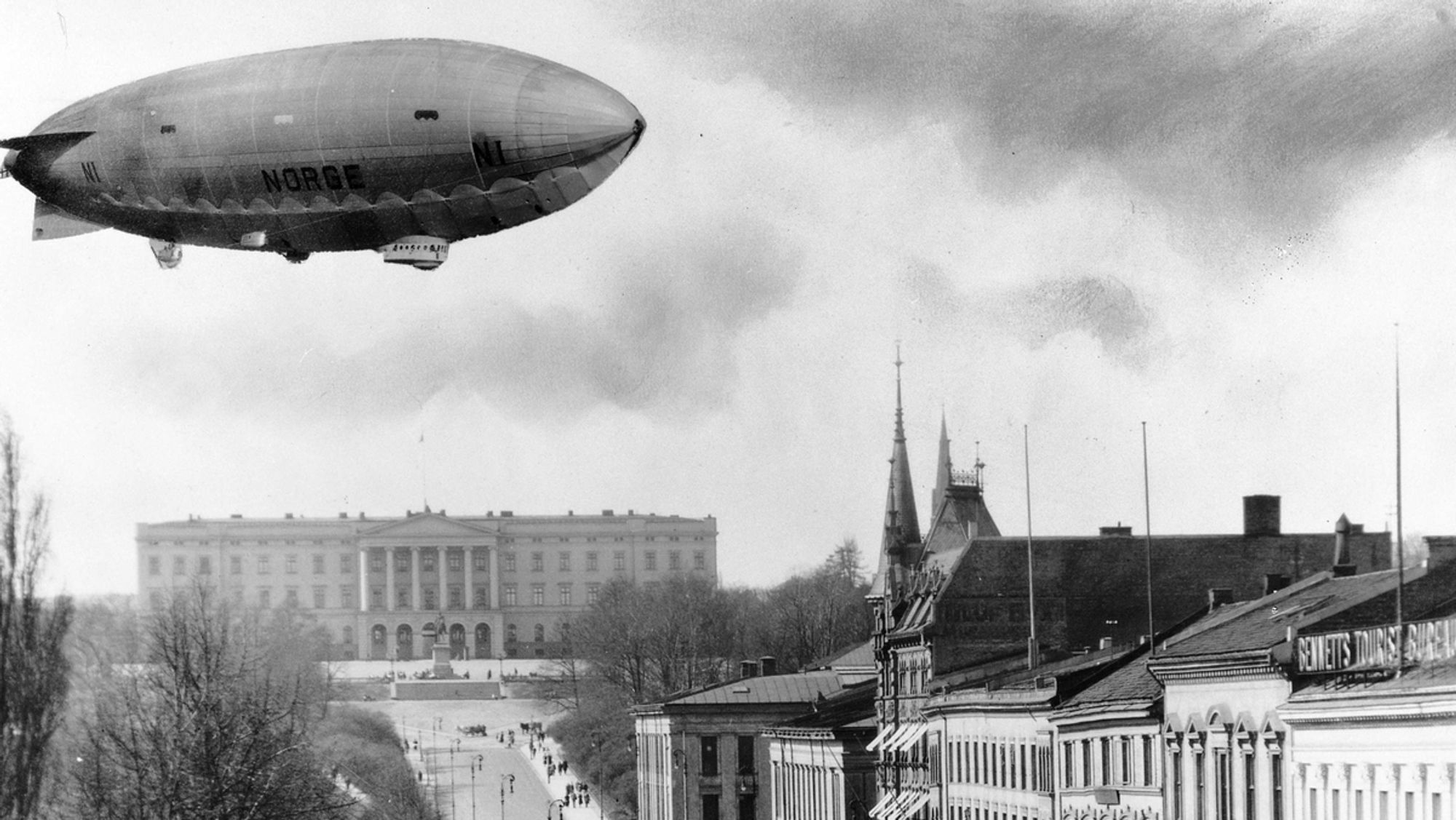 Luftskipet Norge 1 manipulert inn over Karl Johan av den kjente fotografen Anders Beer Wilse, for å skape folkelig støtte rundt den kommende polferden luftskipet gjennomførte i 1926.