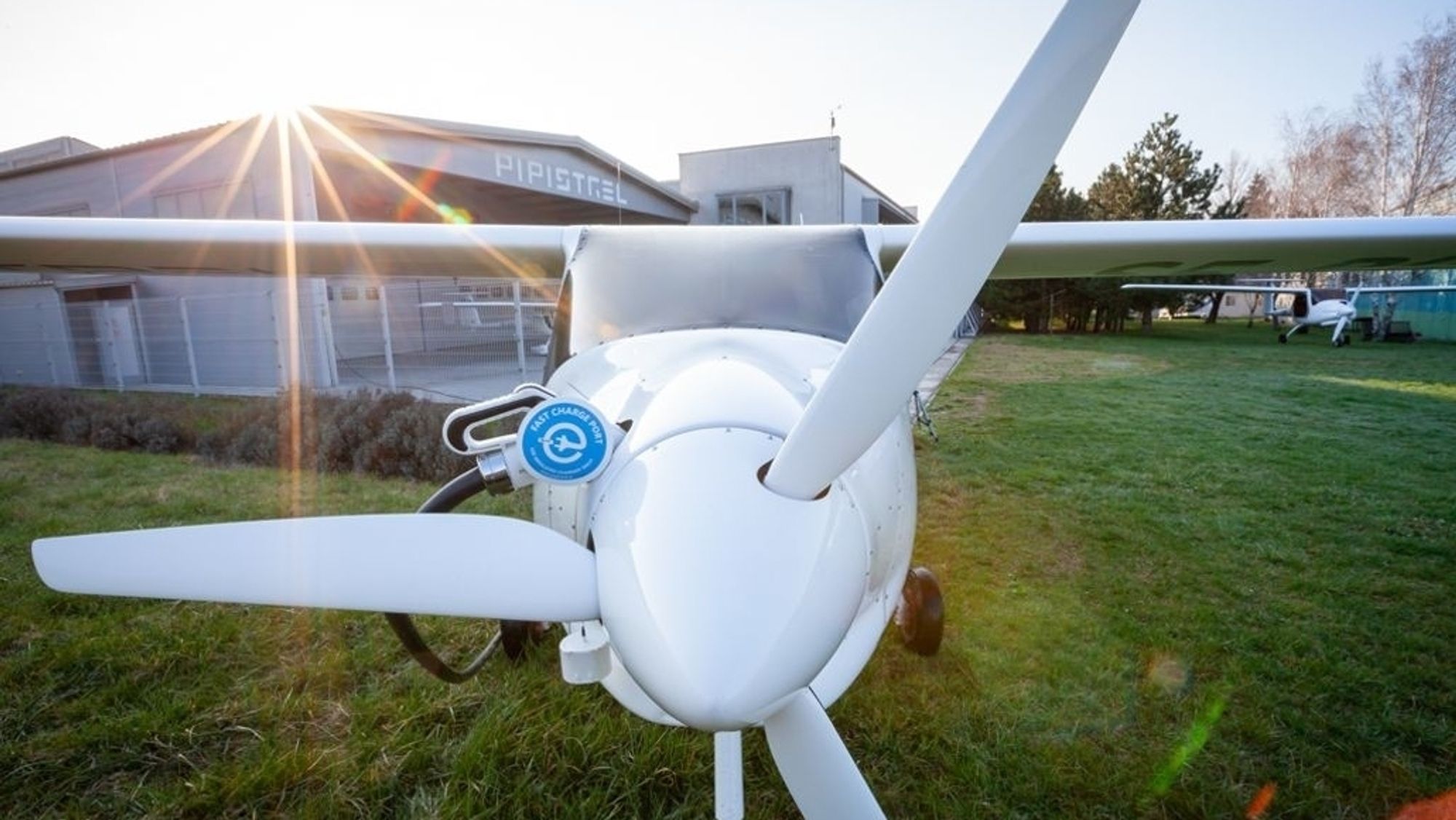 Velis Electro utenfor Pipistrel-fabrikken i Slovenia.