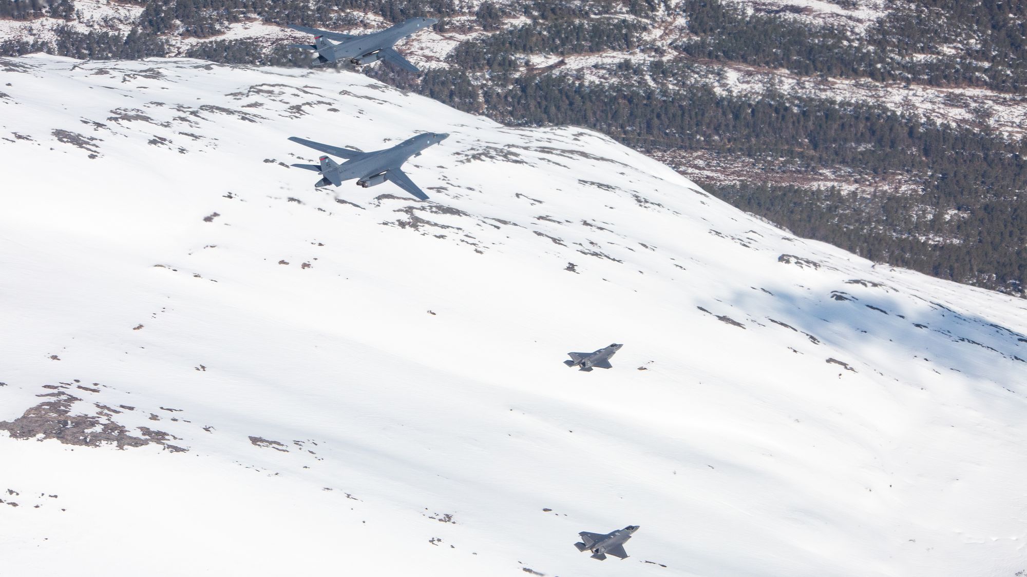 Dette er fra 332 skvadrons trening sammen med to amerikanske B-1B Lancer bombefly fem dager før Øvelse Tordenrein.