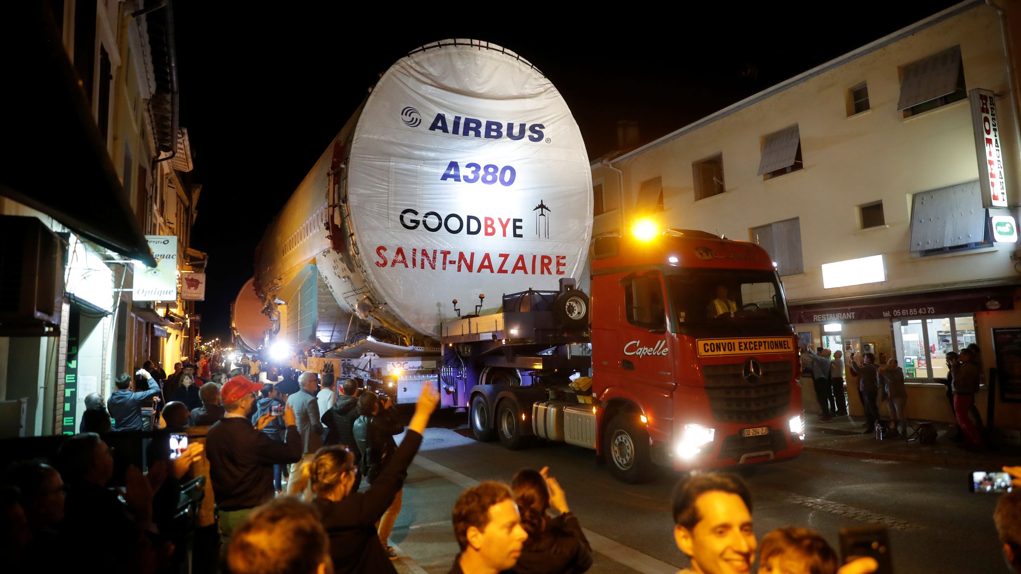 Skrogdeler til det siste Airbus A380-flyet fraktes gjennom Lévignac, like vest for Toulouse 17. juni.