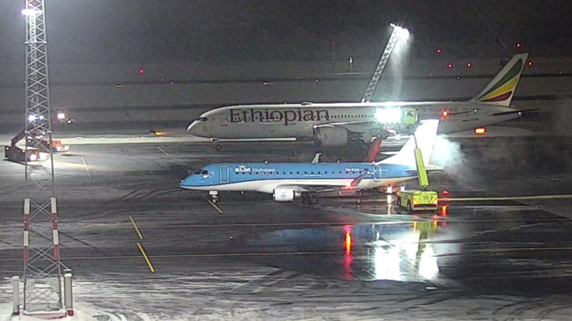 Her har Boeing 787-9-flyet nettopp klippet ned en lysmast på avisingsområdet Bravo nord på Oslo lufthavn. Denne plattformen er for kategori C-fly, som Embraer 170-flyet ved siden av, mens Dreamliner er et kategori E-fly.