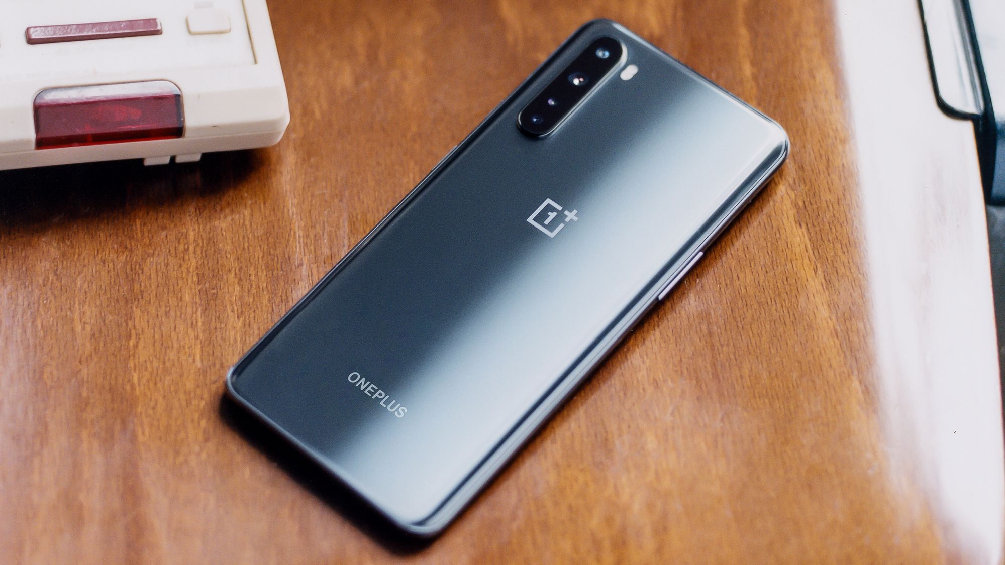 Billig: OnePlus Nord er en godt spesifisert 5G-telefon til godt under 5000 kroner