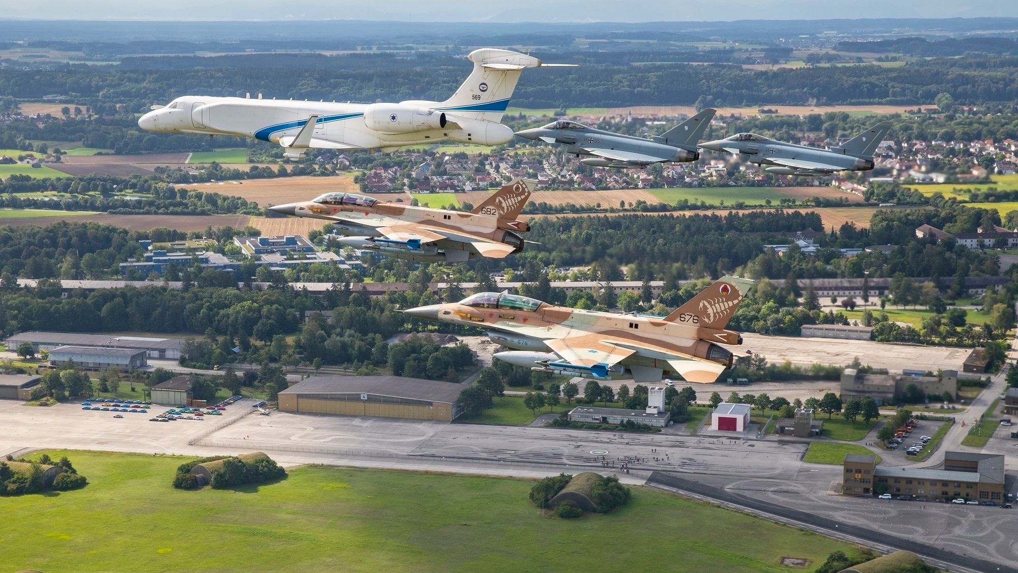 En istraelsk G550, to israelske F-16 og to tyske Eurofighter fløy i formasjon over Dachau og Fürstenfeldbruck tirsdag.