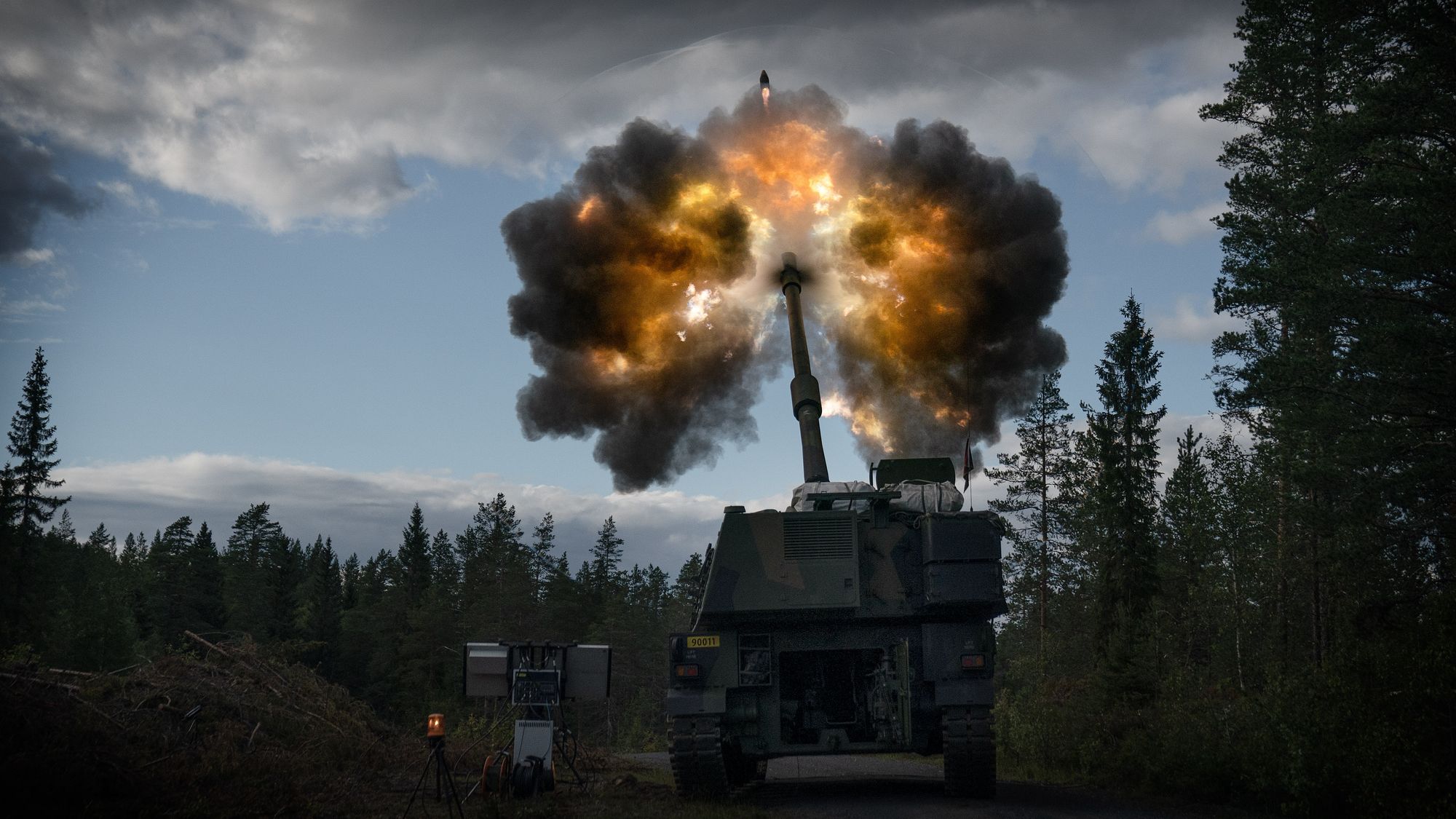 Langskudd med K9 i  Elverum kommune mandag 24. august. Til venstre for vogna står en radar som følger prosjektilet på deler av dets bane.