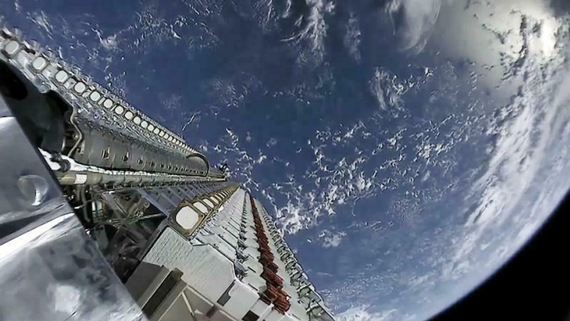 SpaceX-prosjektet Starlink peiser på videre. Bildet er hentet fra en av oppskytningene