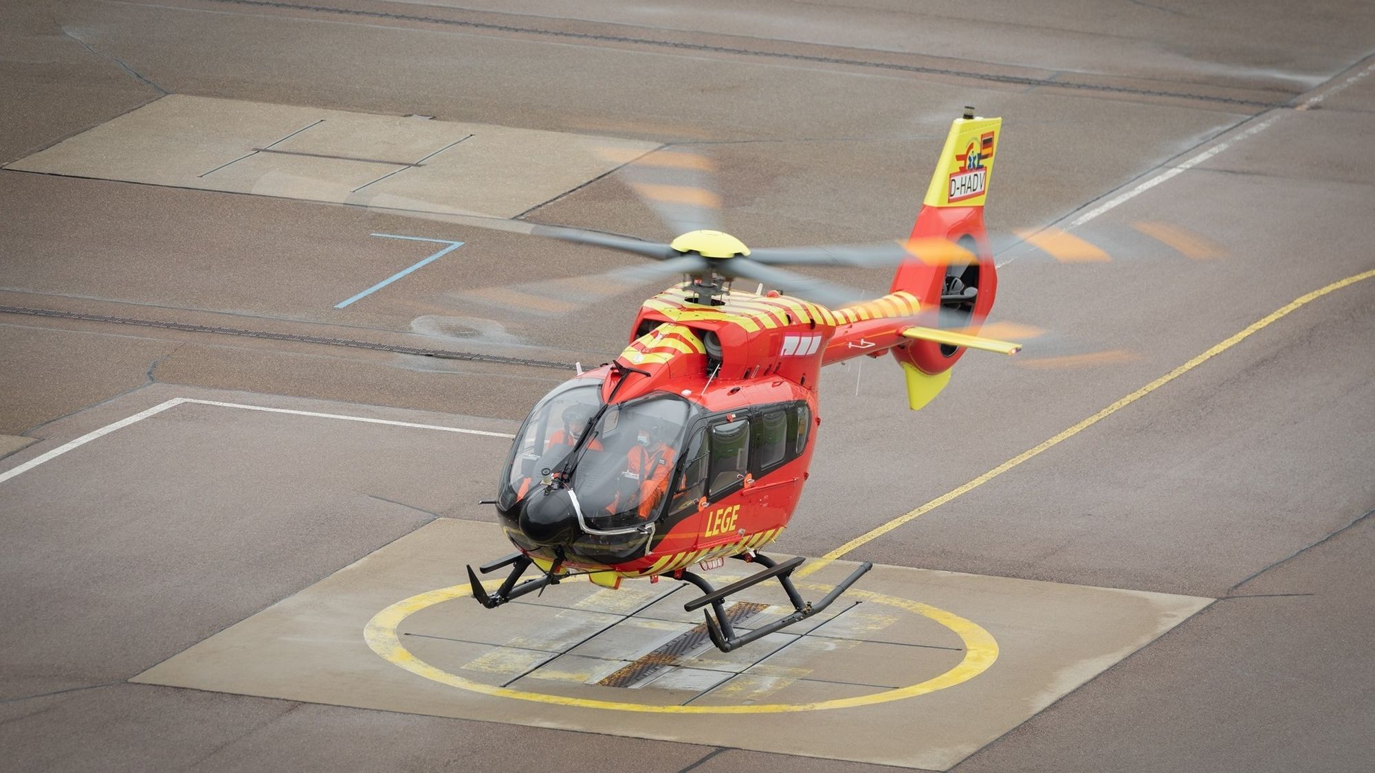 Dette er den første flygningen med den første serieproduserte H145 med femblads hovedrotor. Stiftelsen Norsk Luftambulanse er lanseringskunde.