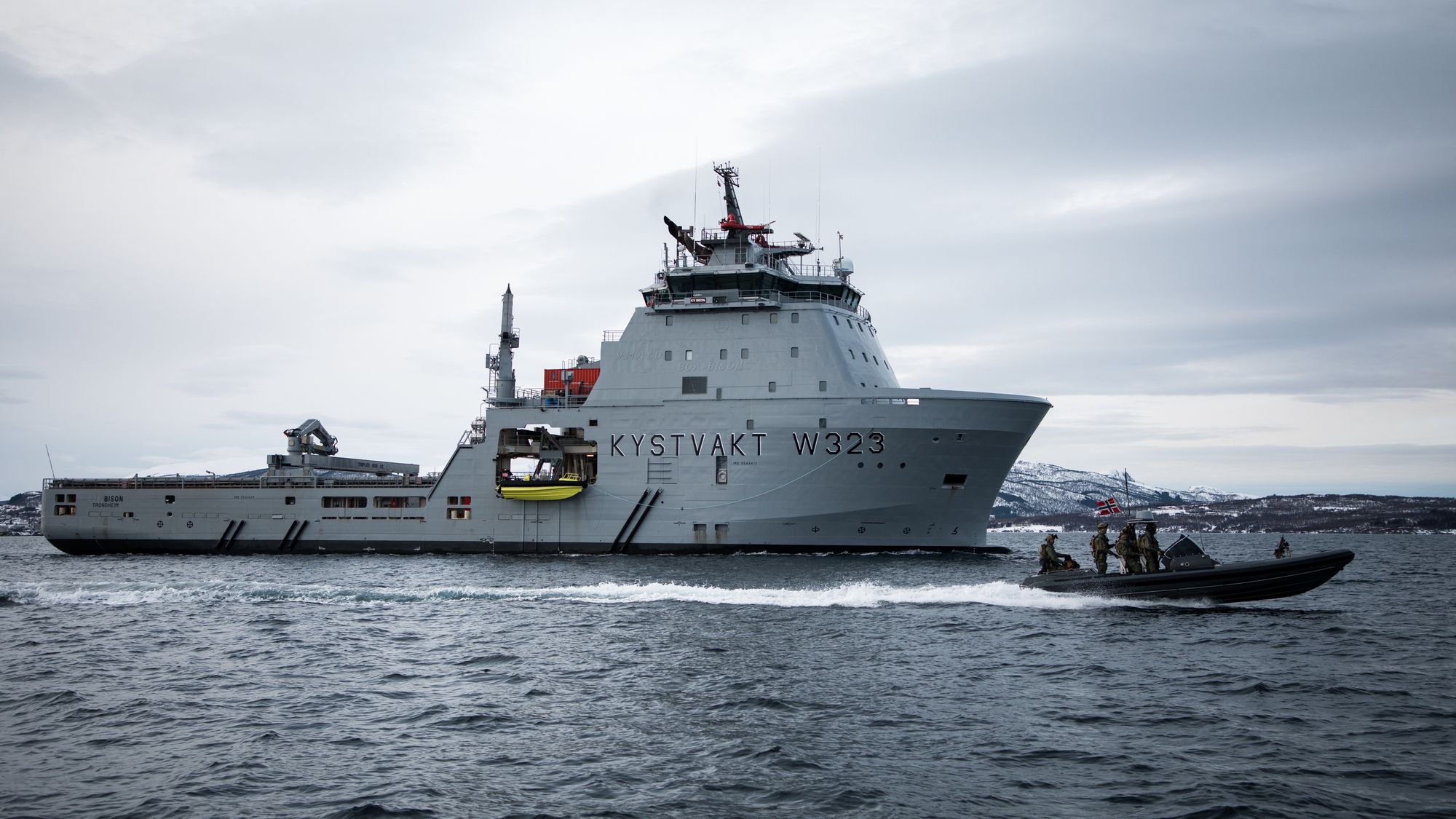 Kystjegerne og KV «Bison» i samtrening under øvelse Cold Response 2020. Her trener de på bording av fartøyer.