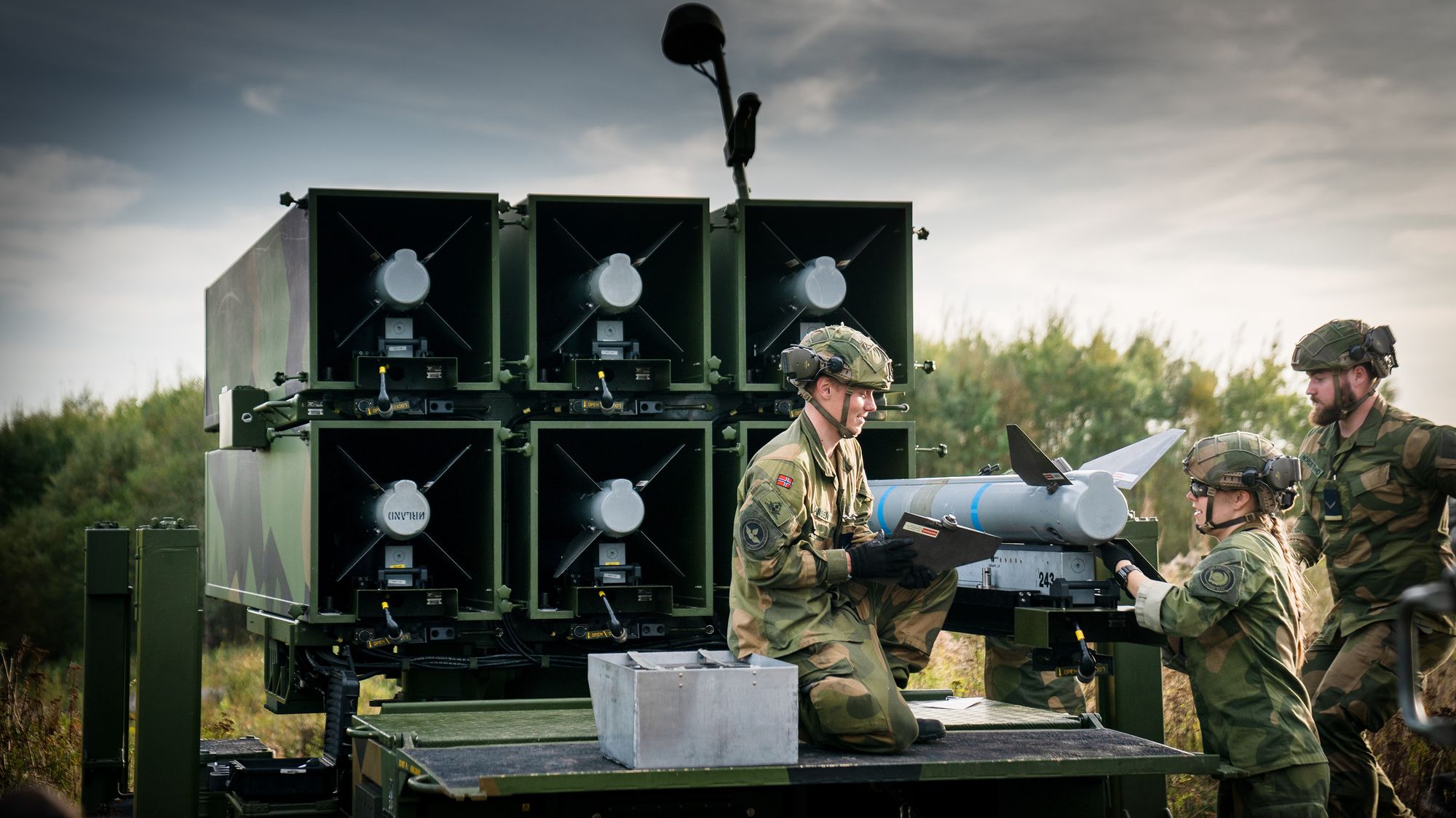 Utskytningsrampe («canister launcher») lades med AIM-120 Amraam treningsmissiler.