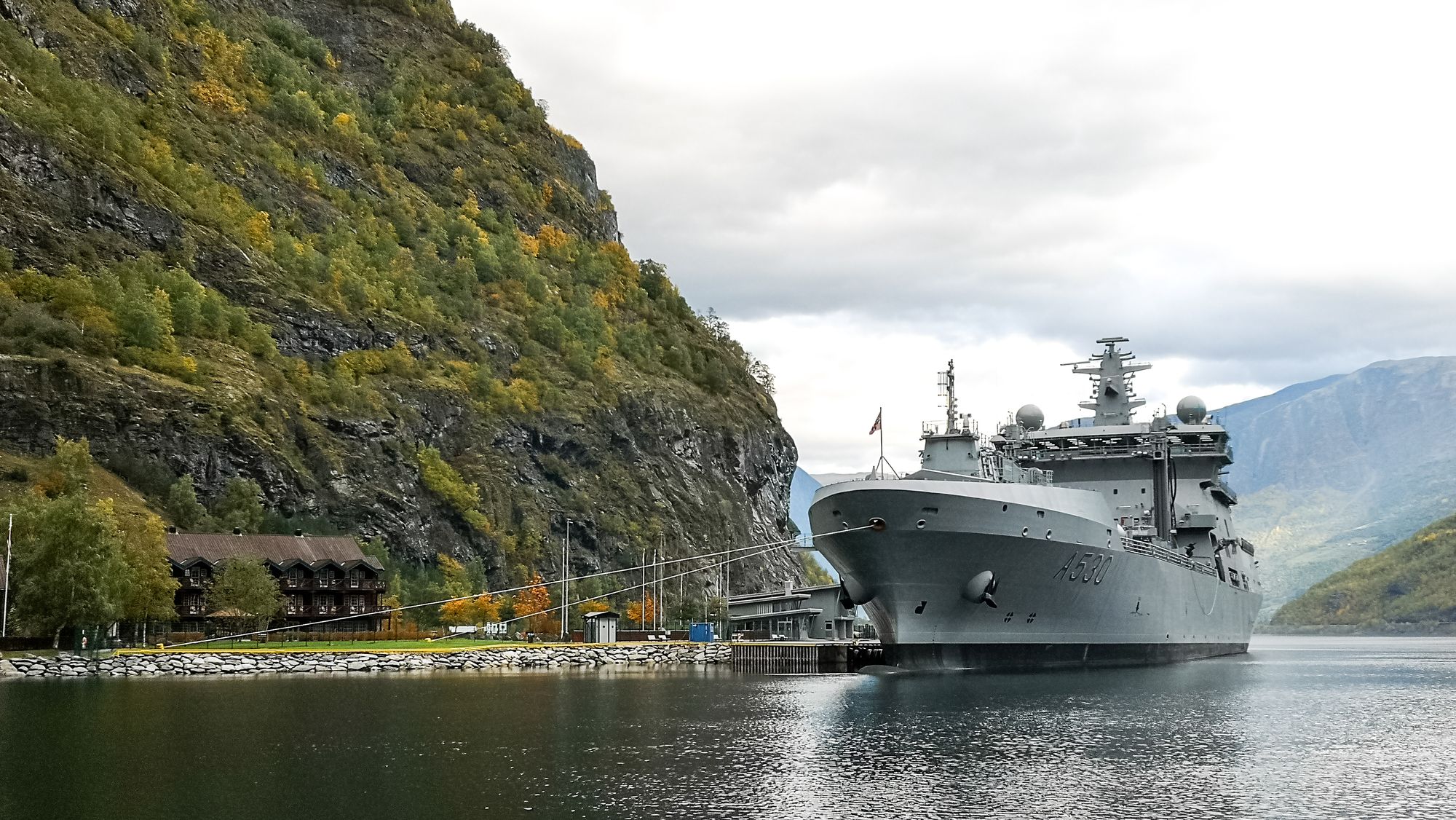 KNM Maud på besøk i Flåm.