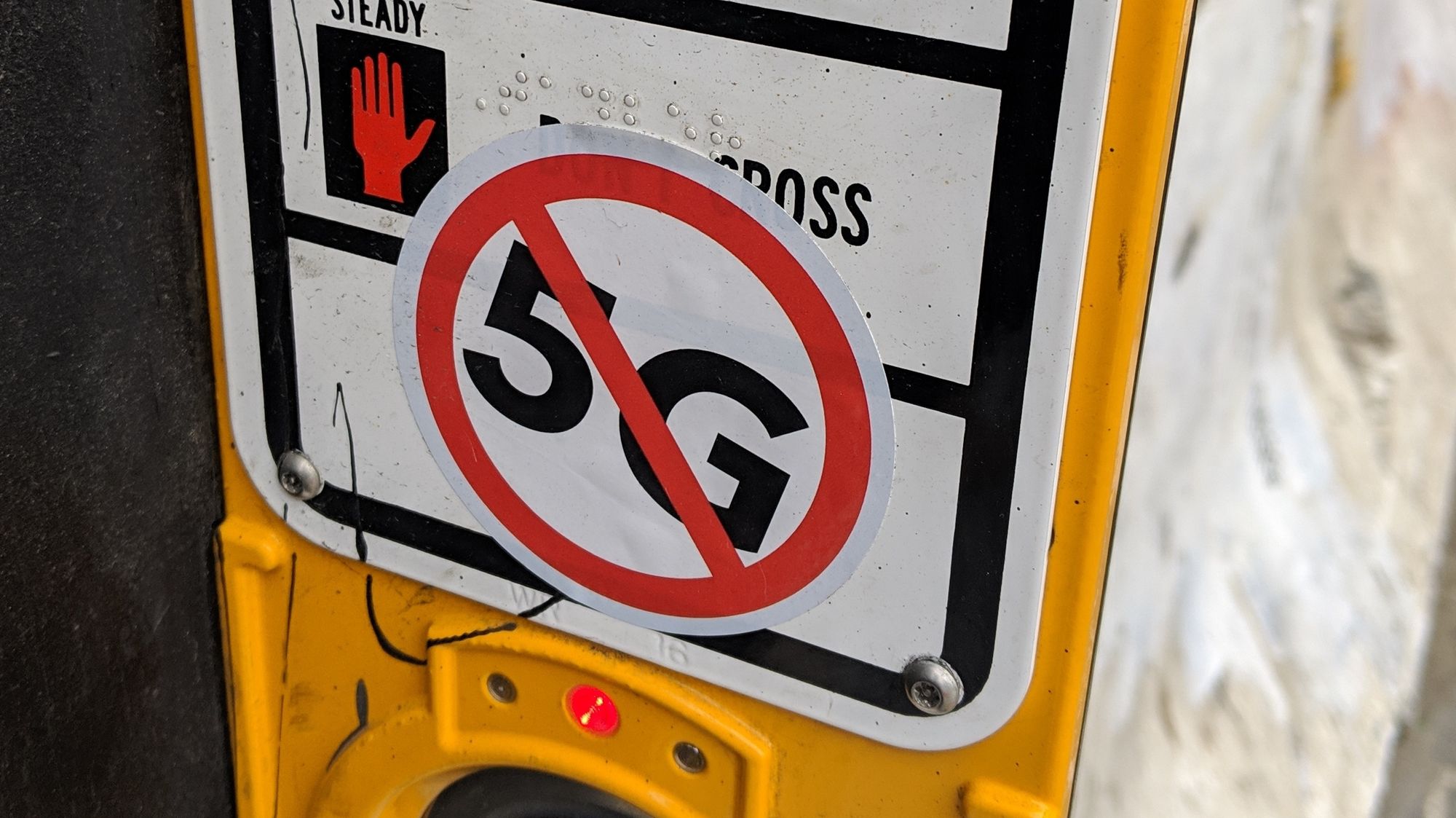 Klistremerke med forbudsskilt mot 5G.