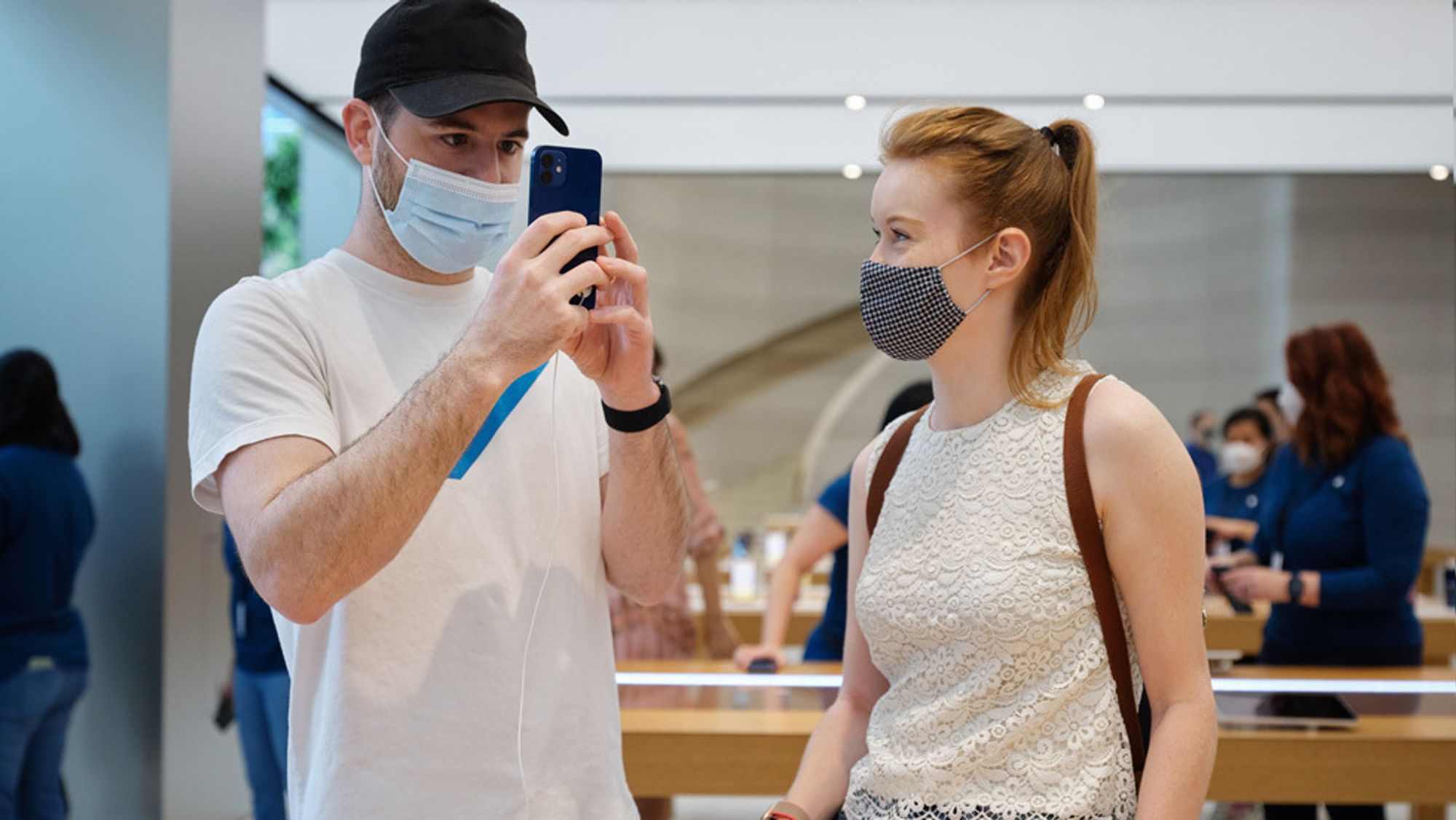 Uansett om det er covid19-pandemien eller andre årsaker, Apples Iphone-salg har gått betydelig ned i forrige kvartal, sammenlignet med samme kvartal i fjor. Bildet er fra en Apple Store i Singapore nå i høst.