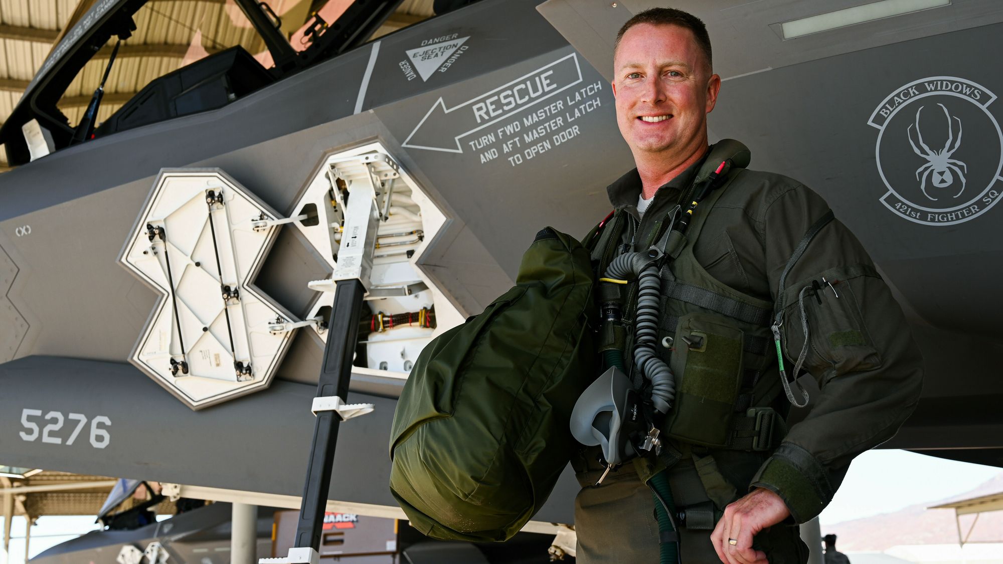 Oberstløytnant Jared Santos fra 388th Fighter Wing på Hill AFB ble den første til å passere tusen flytimer i F-35A.