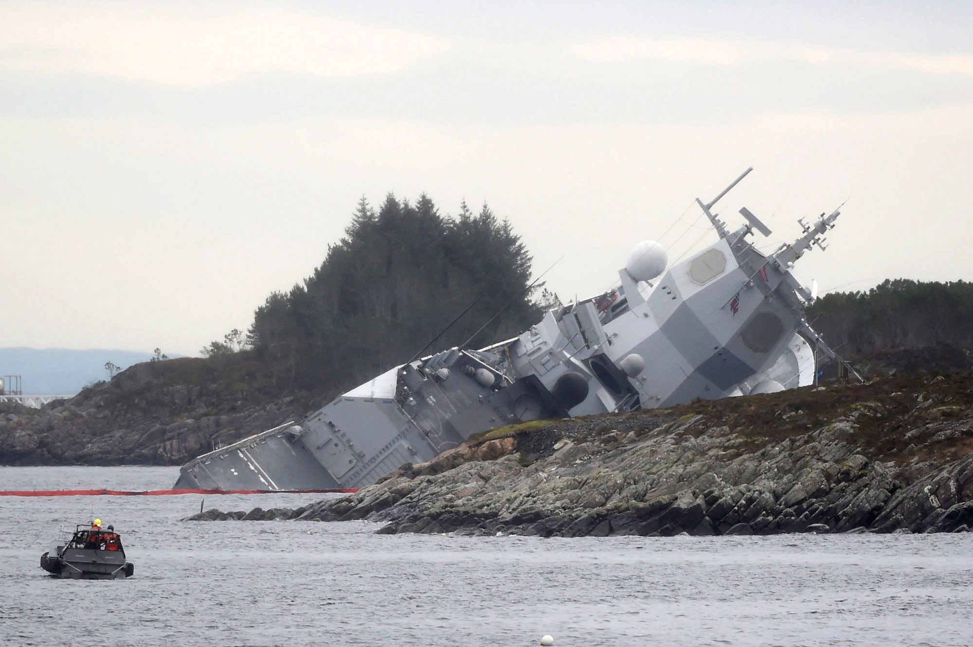 Vraket av KNM Helge Ingstad etter hevingen. Fregatten forliste i 2018 etter å ha kollidert med et tankskip.