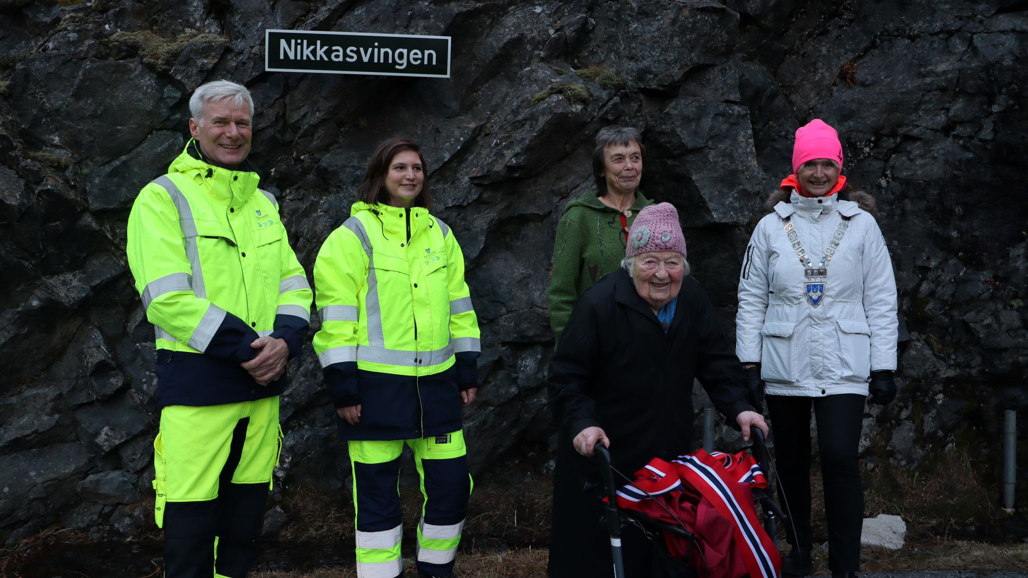 Fylkesveisjef Ole Jan Tønnesen, leder for veiprosjektseksjonen Gitte Beiermann, ledar for samferdselsutvalget Kristin Sørheim og fylkesordfører Tove-Lise Torve var alle med på å hedre Nikka og anleggskokkene i Trollstigen. 