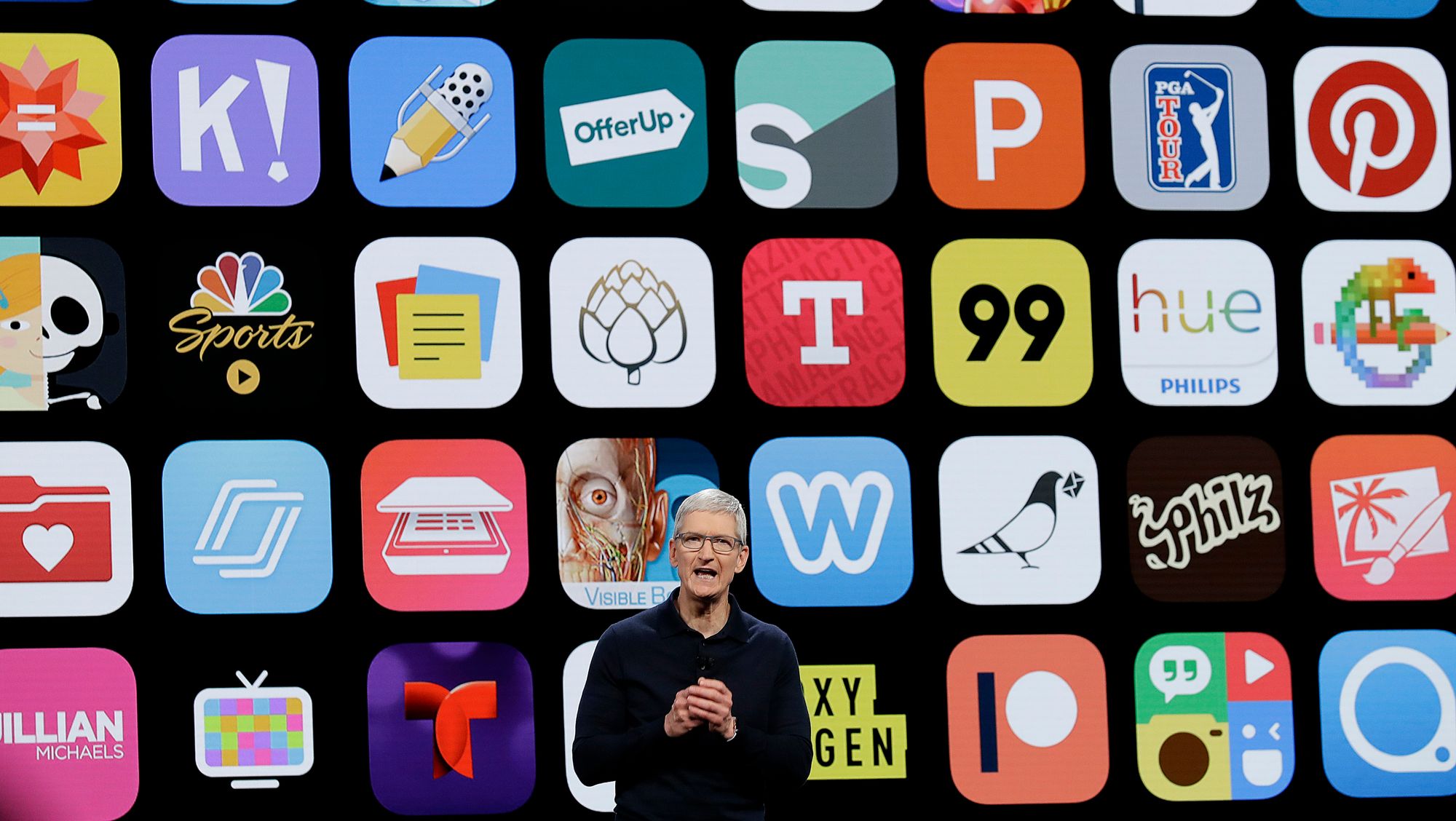 – Vi lanserer dette programmet for å hjelpe eiere av små bedrifter, sier Apples toppsjef Tim Cook i en kunngjøring.