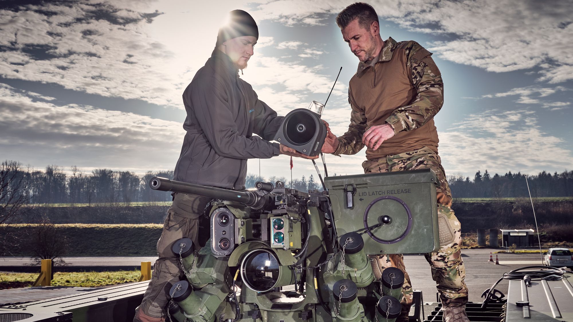 Ruags såkalte Gladiator-simulatorustyr i ferd med å monteres på en fjernstyrt våpenstasjon. Det sveitsiske selskapet har alliert seg med Ritek i konkurransen om en kamptreningssenter-kontrakt med Forsvaret.