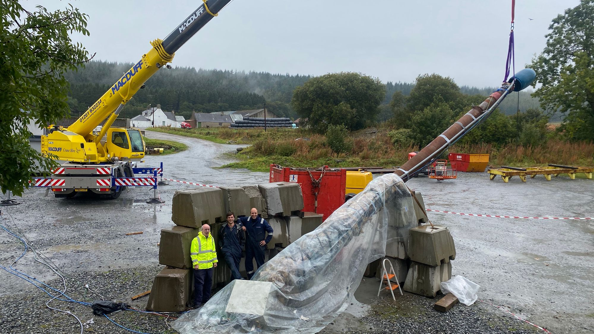 Her testes teknologien til Wellstrøm, som skal brukes til å plugge oljebrønner med metallet bismuth. Fra venstre: Andy Moore, Adam Thomas og Gert Rege i Wellstrøm.