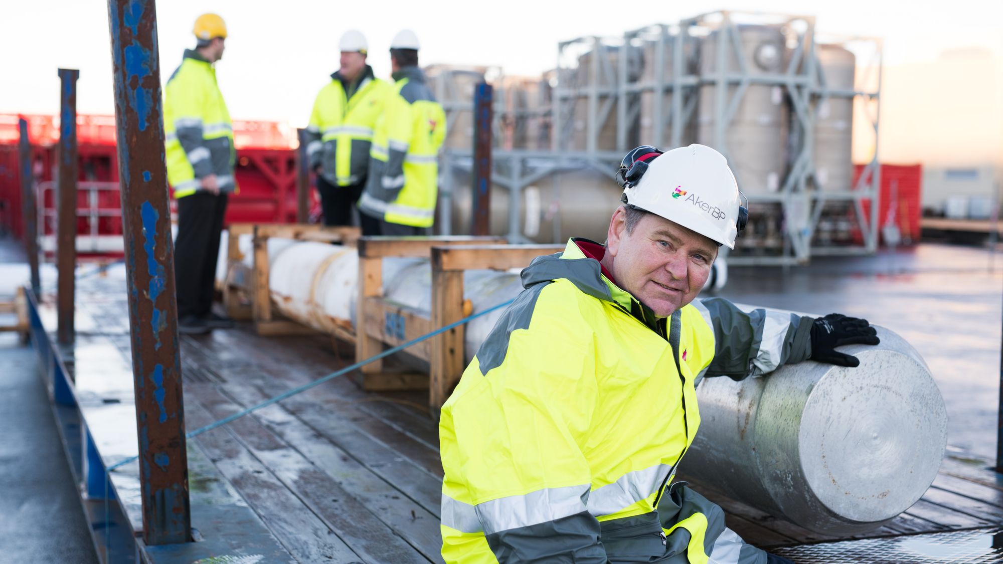 Martin Straume, fagleder for brønnplugging i Aker BP, ved siden av en bismuth-plugg. Selskapet tester nå metallet til å plugge brønner på Valhall-feltet, sammen med teknologileverandør BiSN.