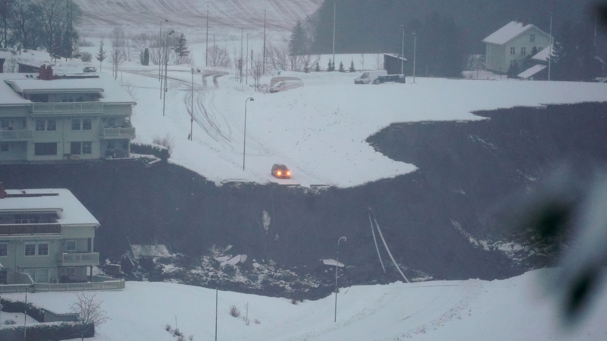 Norges vassdrags- og energidirektorat (NVE) sendte geologer til stedet natt til onsdag for å bistå politiet og få oversikt over omfanget av skredet, om det er trygt å ta seg inn i området og kartlegge eventuell fare for nye skred.