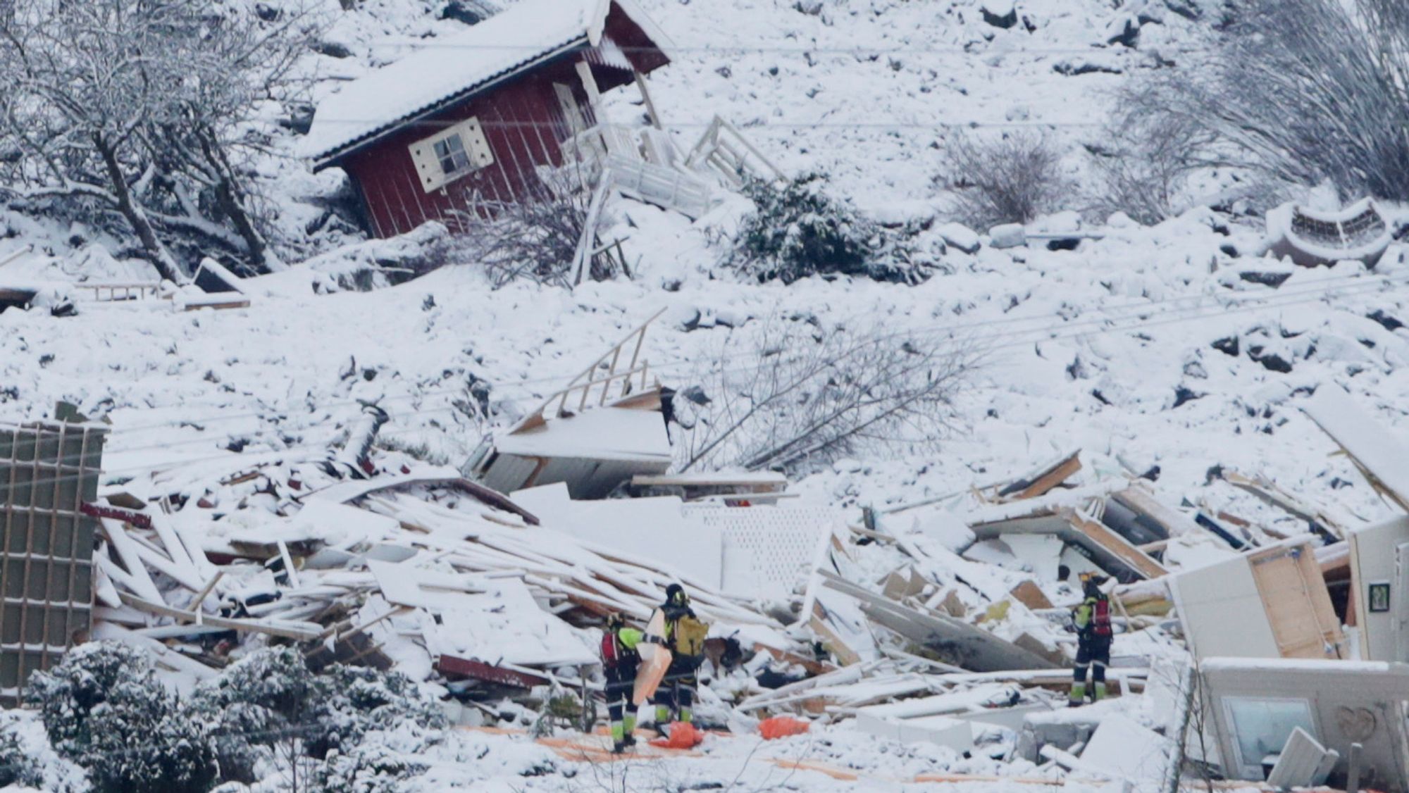 Redningsmannskaper arbeidet i skredområdet fredag. Lørdag håper politiet at redningsarbeiderne kan ta seg enda lenger inn i skredområdet.