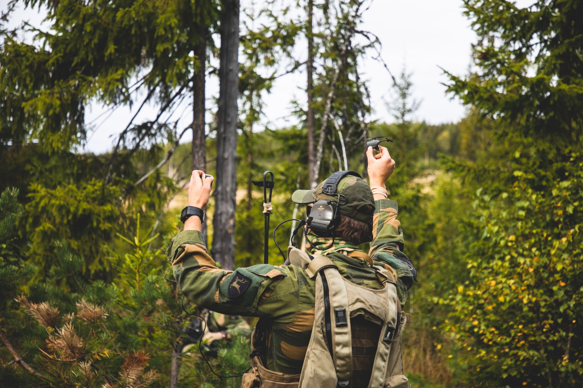 Morgendagens kampenhet og Combat Lab flyr dronesverm styrt fra ombygd CV90 stormpanservogn. Nytt regelverk skal gjøre slik testing mye enklere gjennom godkjenning av organisasjoner i stedet for spesifikke produkter.