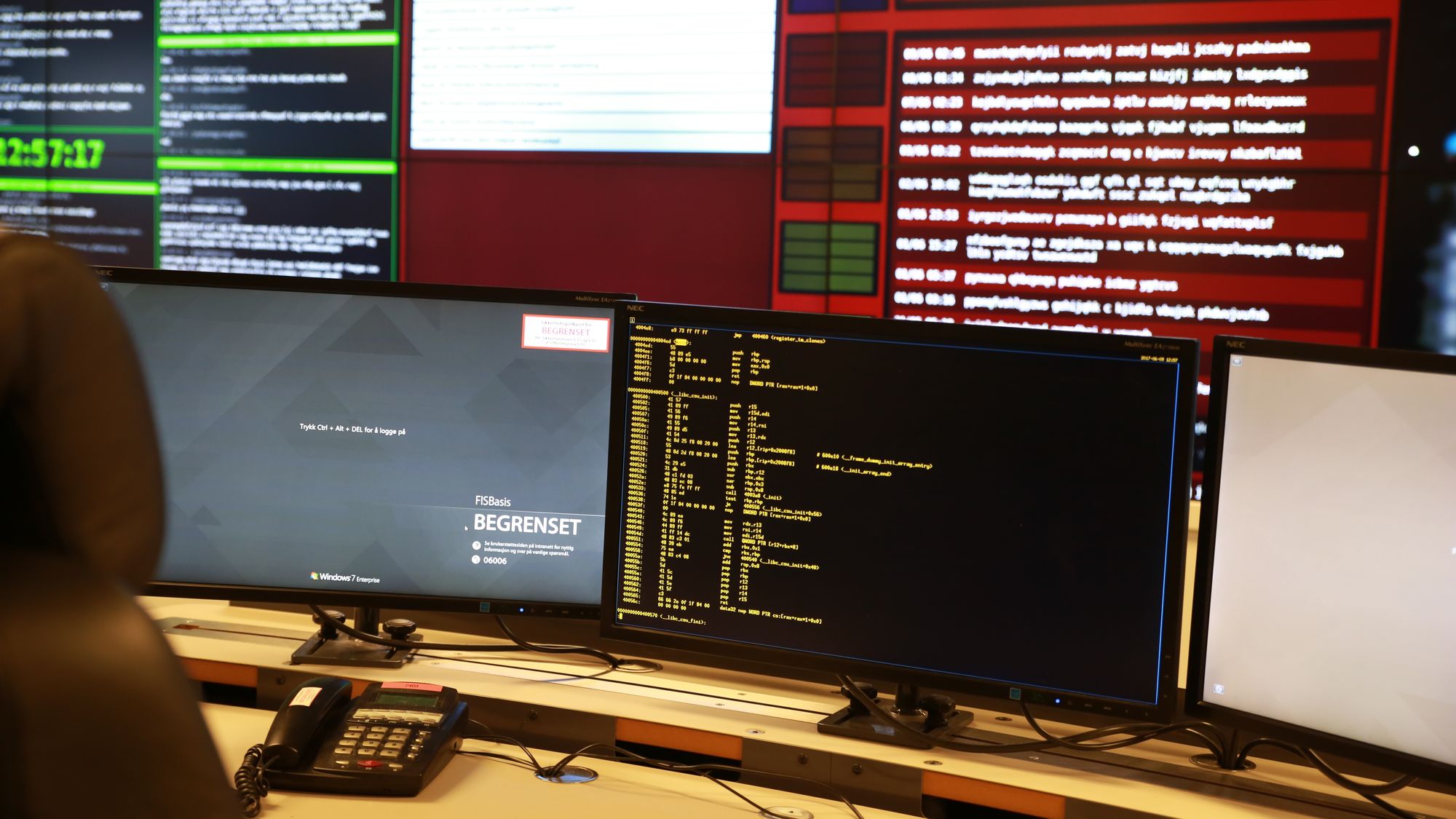 Fra kommandosentralen til Nasjonalt cybersikkerhetssenter (NCSC), som overvåker digitale angrep og trusler mot norske interesser.