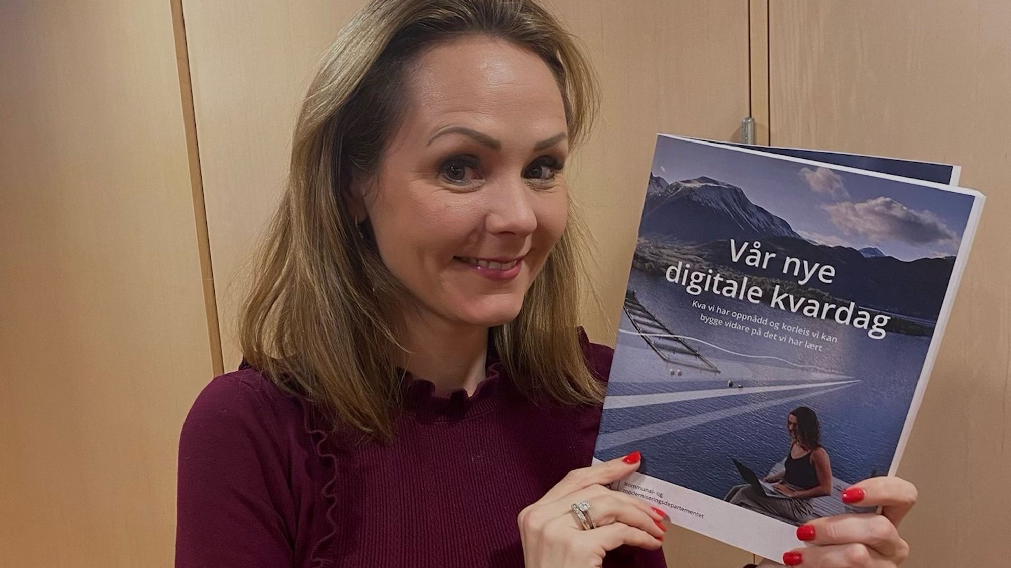 Distrikts- og digitaliseringsminister Linda Hofstad Helleland la onsdag fram en rapport om hvordan Korona-pandemien har fått digitaliseringen av Norge til å skyte fart, og sier at regjeringen i løpet av våren vil komme med nye mål for bredbåndsutbyggingen i Norge.