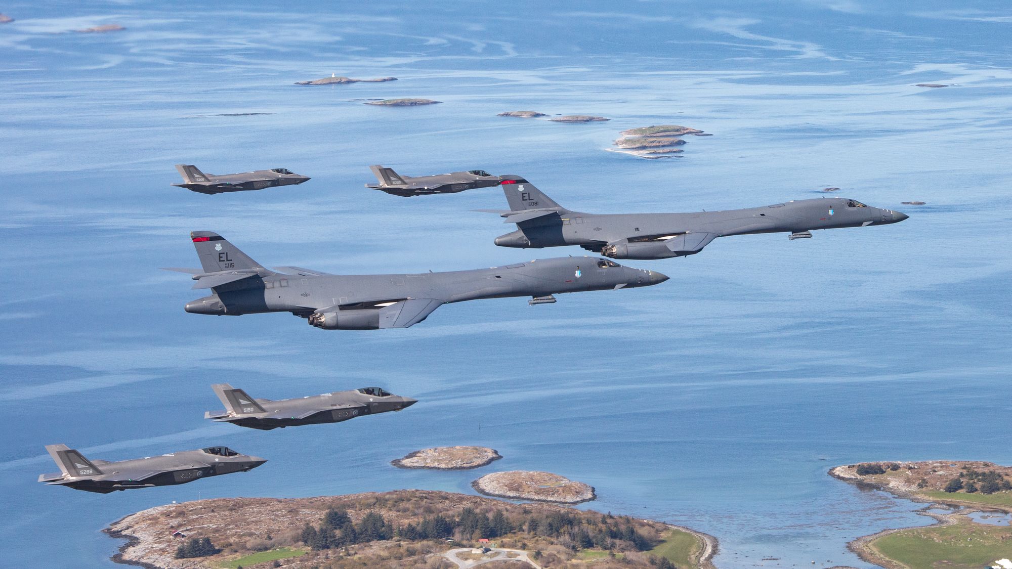 To B-1B Lancer flyr sammen med norske F-35A i mai 2020. Senere denne måneden blir det rikelig med anledning til nye slike samtreningsøkter.