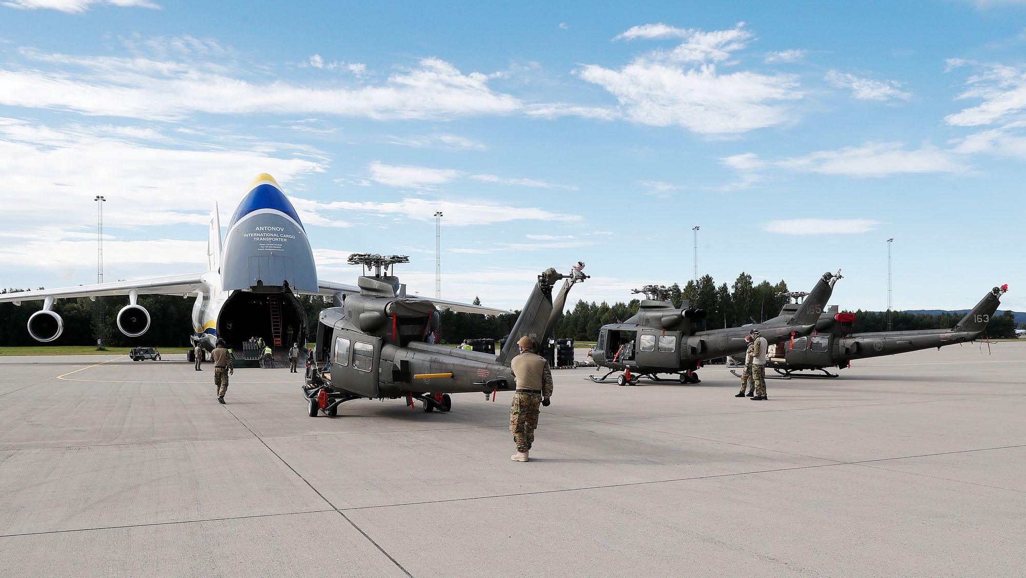 Teknikere fra 339 Special Operations Aviation Squadron (SOAS) forbereder tre Bell 412 som skal fraktes med et An-124 fra Antonov Airlines fra Gardermoen i september 2020.