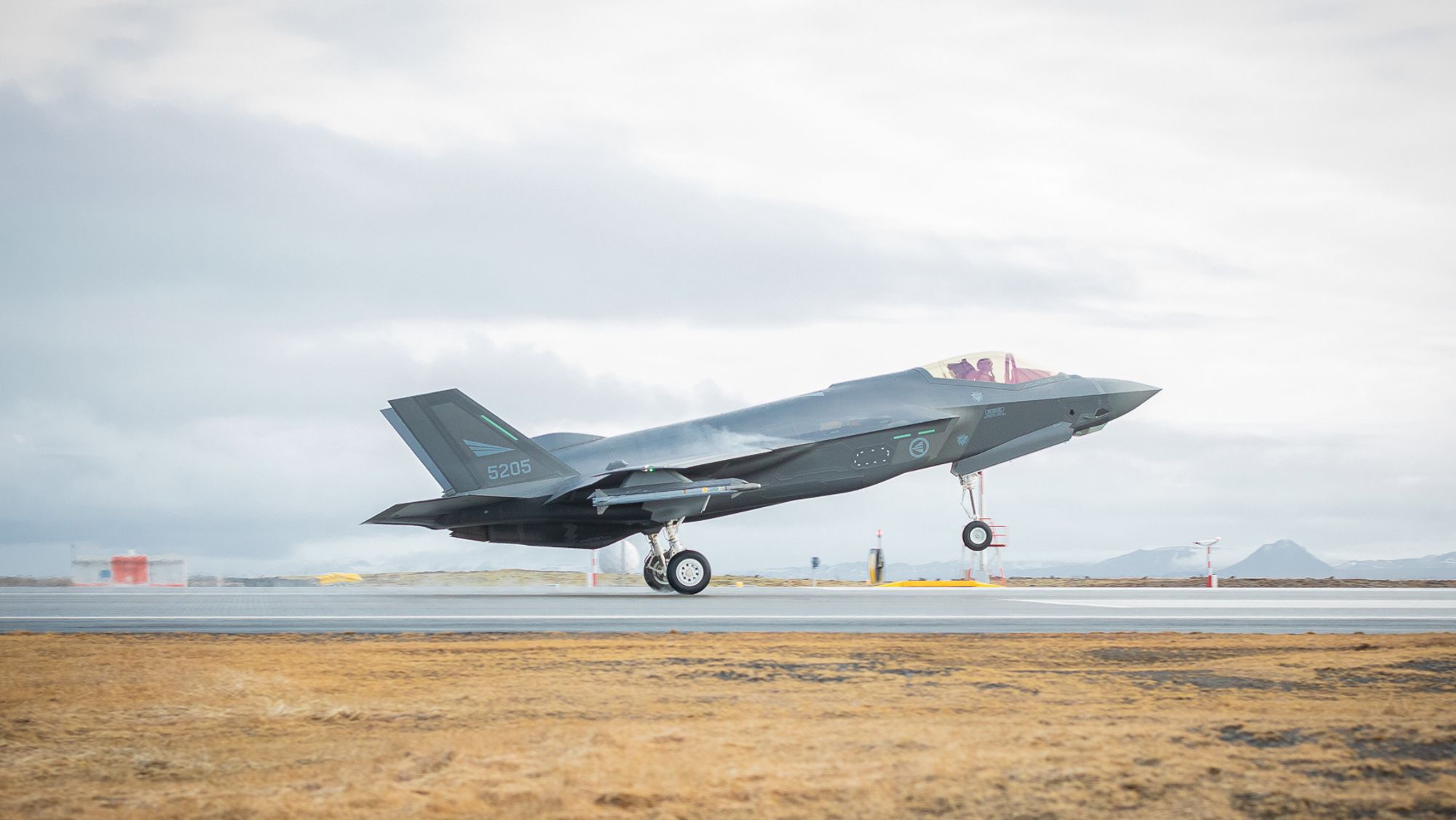 Et av de fire F-35A-flyene fra 332 skvadron lander på Keflavik 22. februar. Luftforsvaret overtar beredskapen på Island om ei uke.