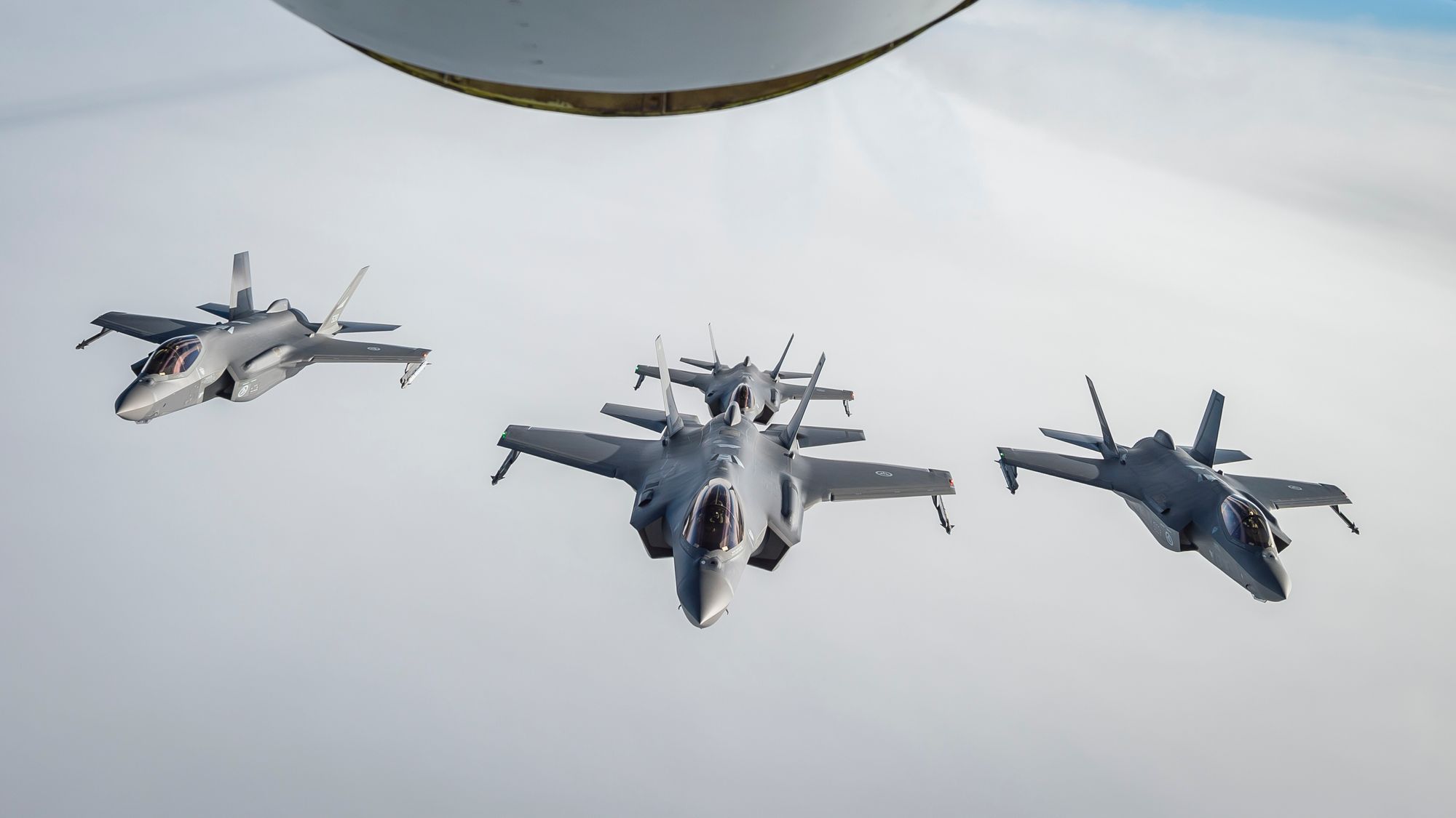 Luftforsvaret hedret motstandsmannen Gunnar «Kjakan» Sønsteby med Missing man-formasjonen under bisettelsen i 2012. F-35-kampfly skal gjøre den samme manøveren i kong Haralds gravferd onsdag.