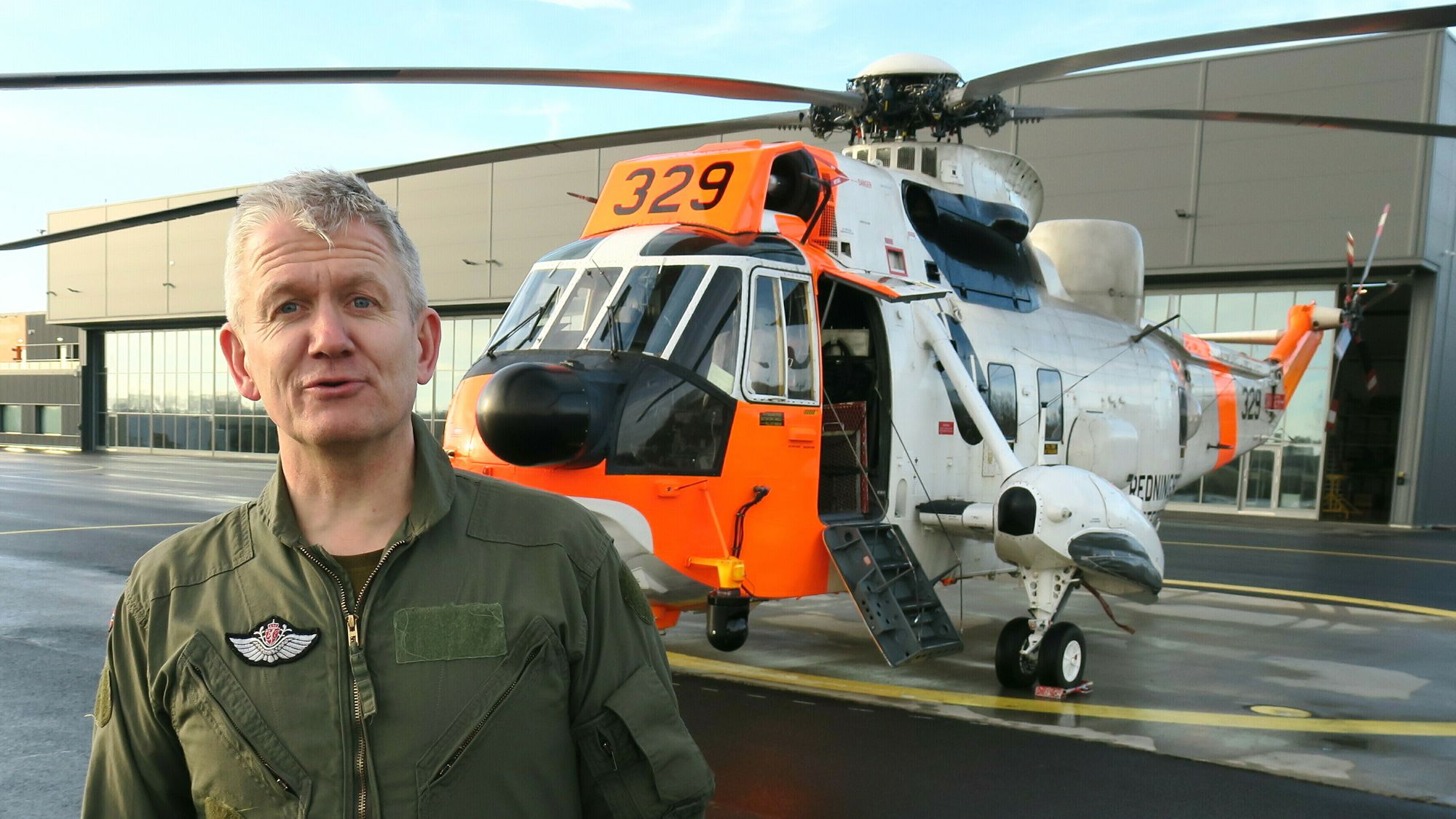 Major Fredrik Jomaas var en fersk fartøysjef da han hentet Sea King 329. Under den siste flyturen 25 år senere har flygeren blitt litt gråere i luggen og helikopteret litt mattere i lakken, men begge fortsatt toppfungerende.