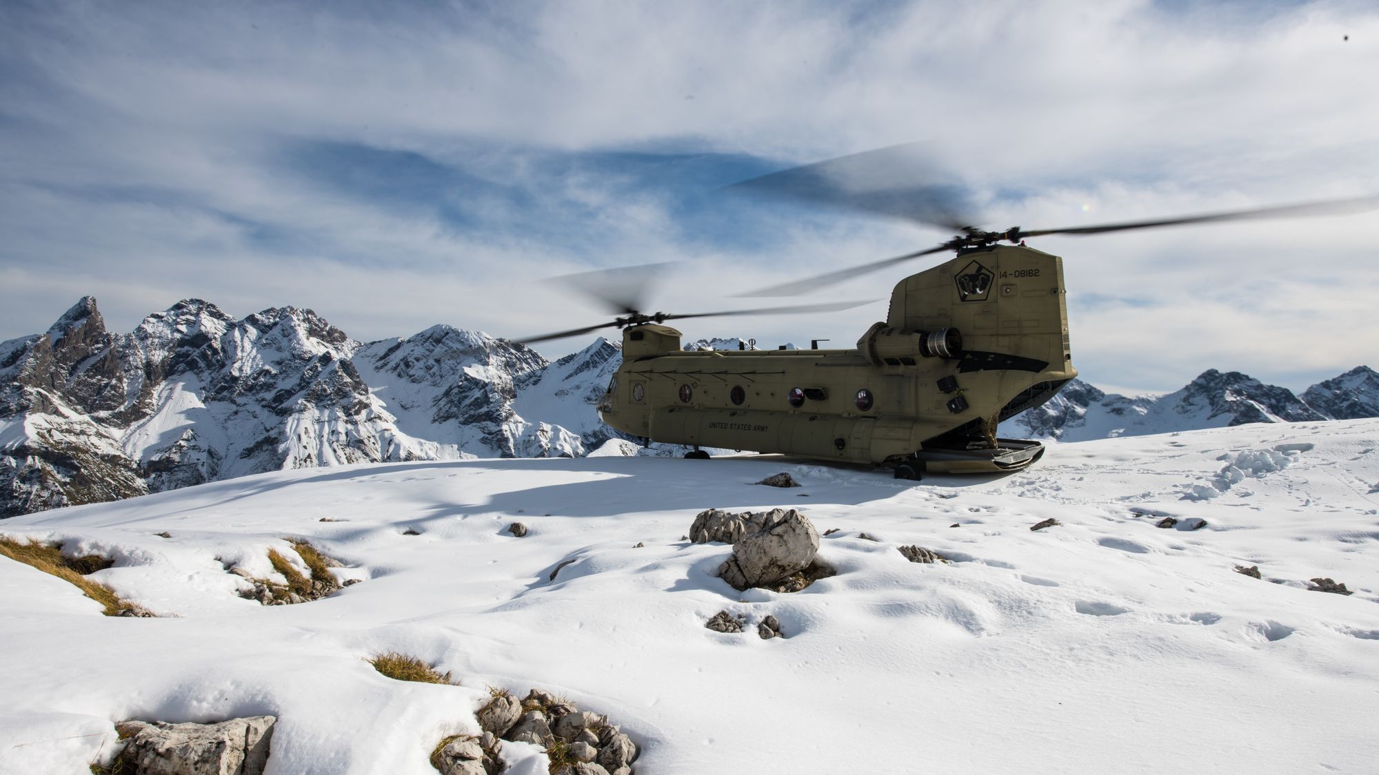 Et CH-47F Chinook tilhørende B Company, 101st Combat Aviation Brigade, 101st Airborne Division (Air Assault) i Alpene i Tyskland 31. oktober 2020.