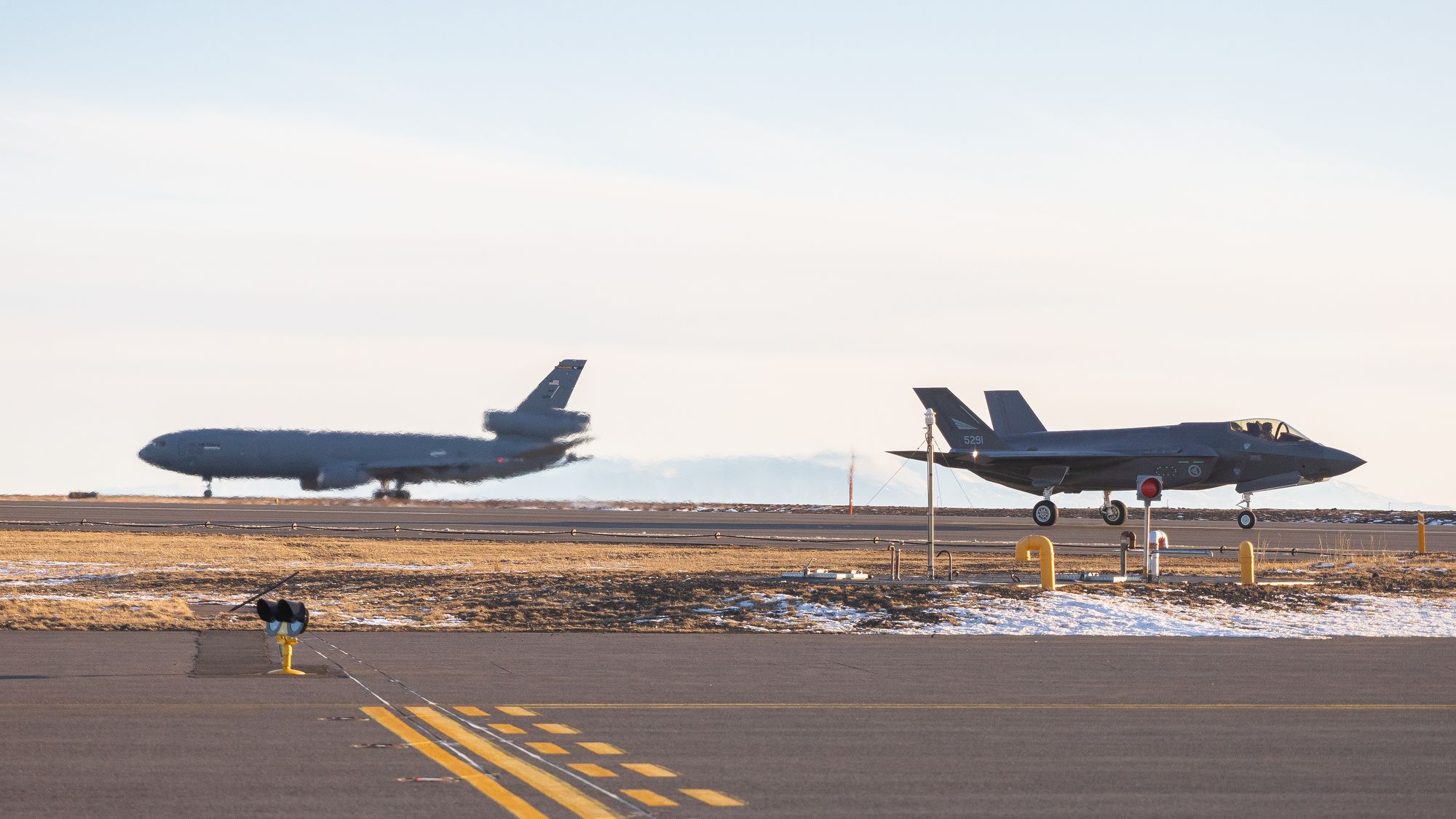 Norsk F-35A sammen med et amerikansk KC-10 Extender på Keflavik søndag 14. mars.