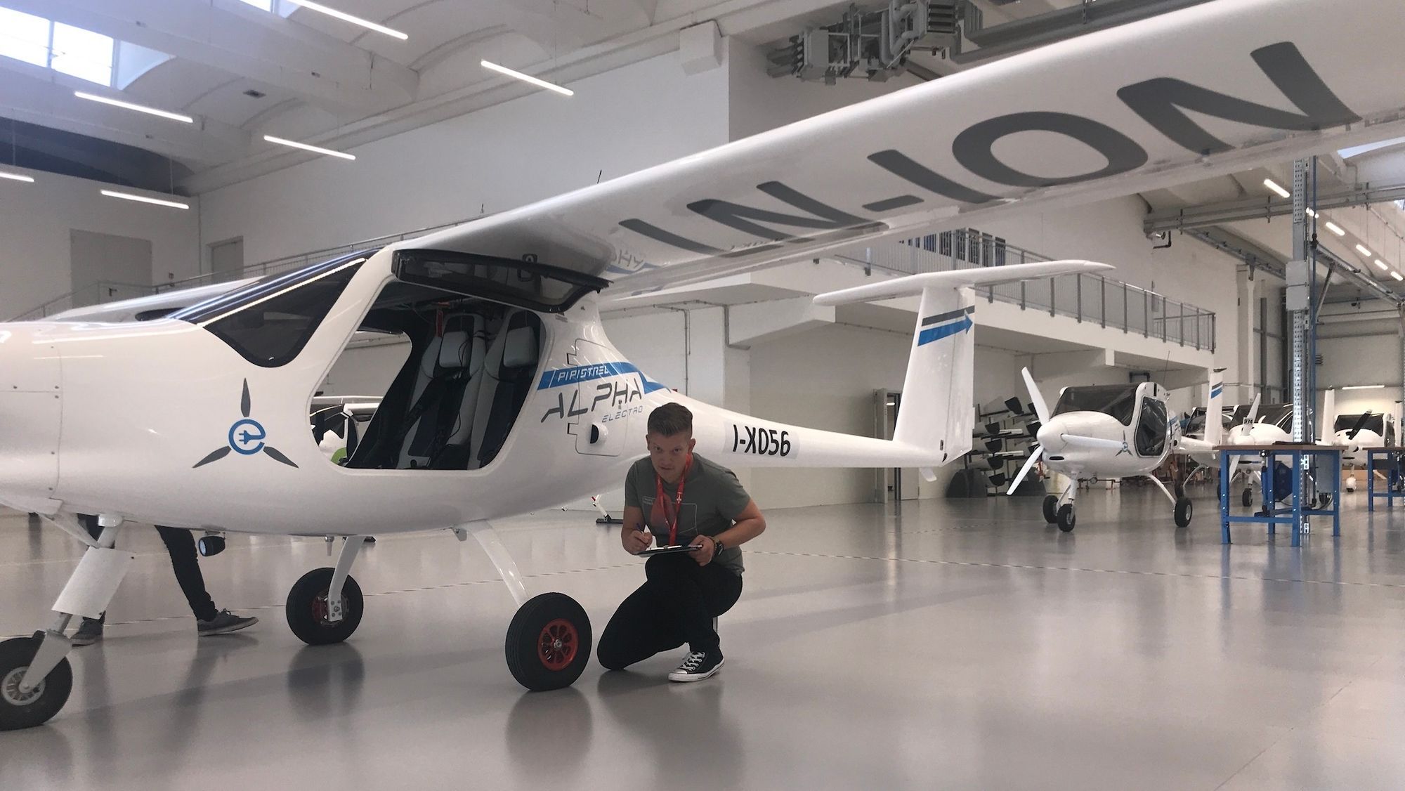 Tage Åsali Jenssen, teknisk sjef ved UTSA, gjennomgår flyskolens to Alpha Electro-fly på Pipistrel-fabrikken i september 2019.