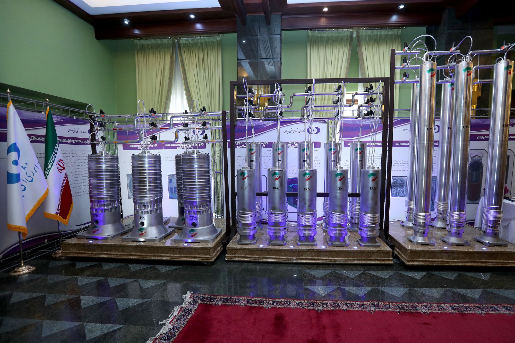 Iranske separasjonssentrifuger vist fram under den nasjonale dagen for kjernekraft i Iran, 10. april 2021. Man trenger bare mange sentrifuger for å anrike uran opp til våpengrad.