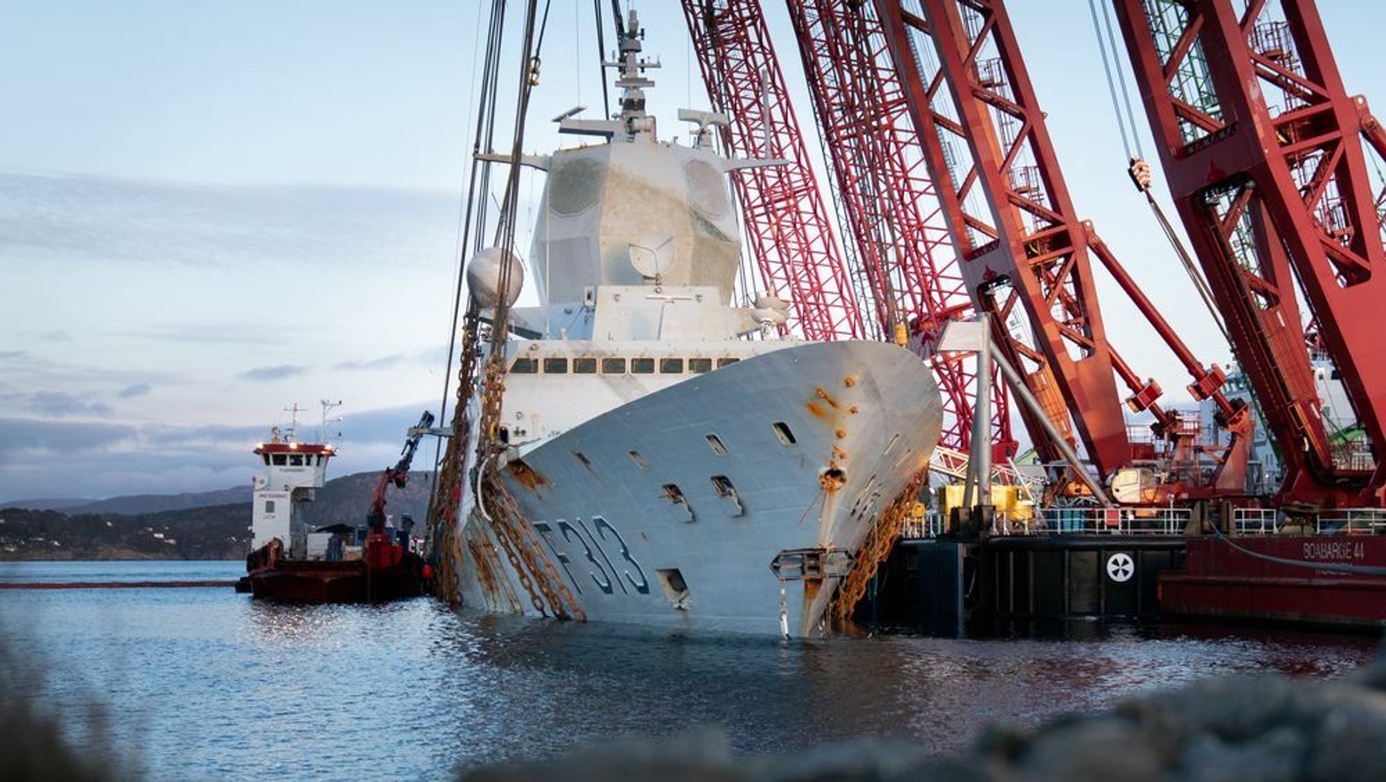 KNM Helge Ingstad sank etter kollisjon med tankskipet TS Sola. Her fra bergingen i mars 2019.